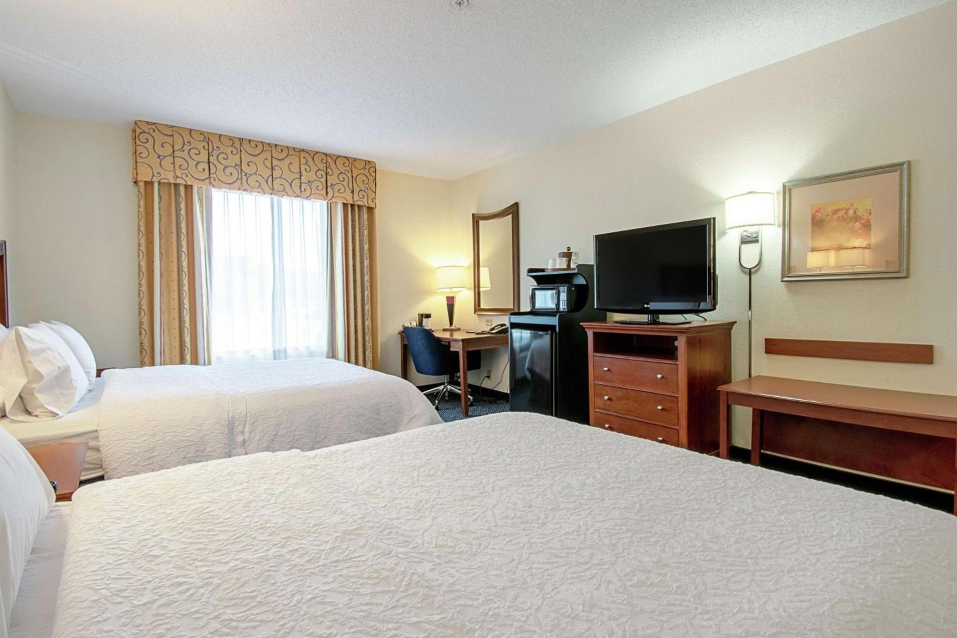Hampton Inn Pine Grove photo 36