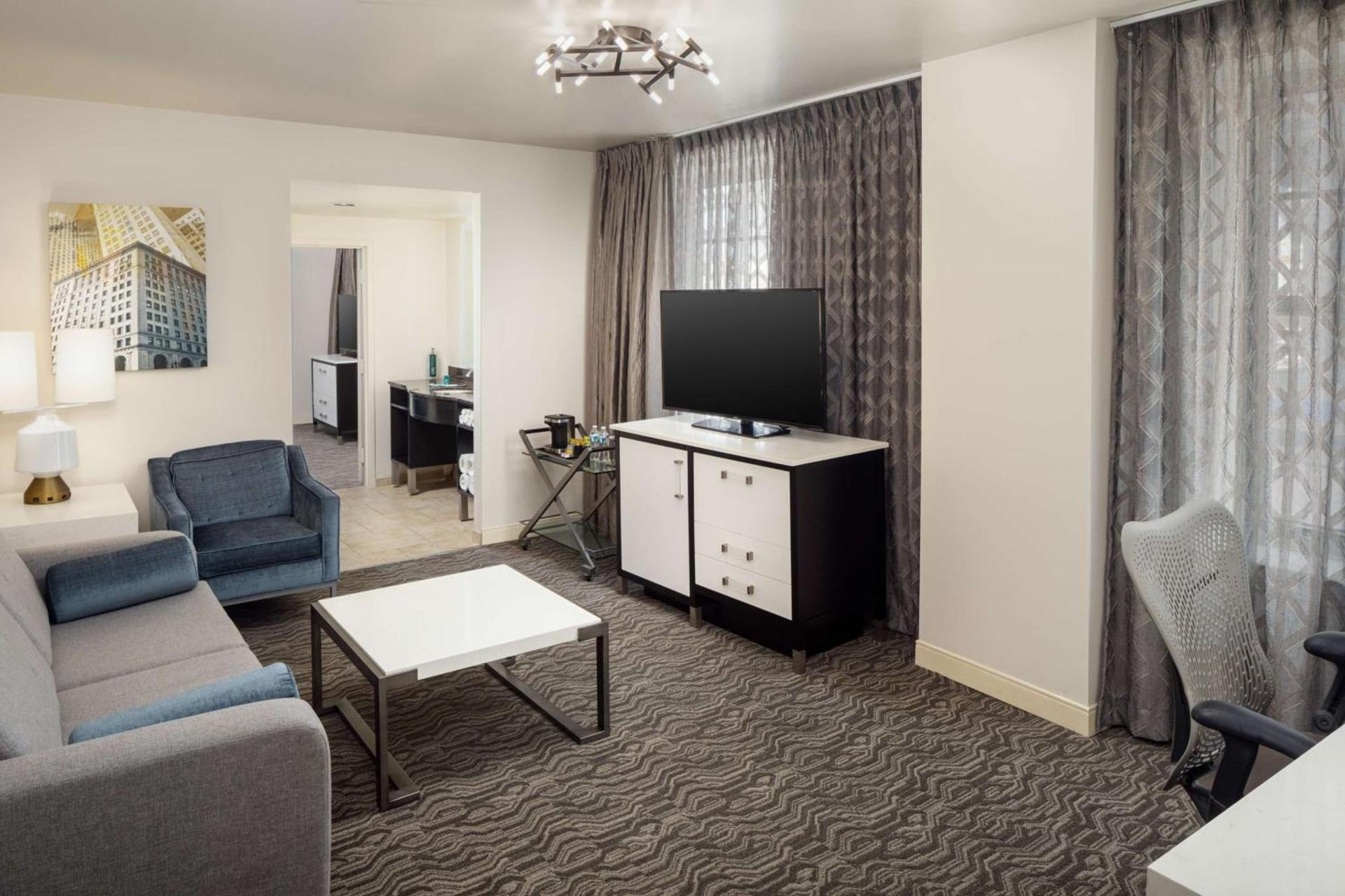DoubleTree Suites by Hilton Hotel Detroit Downtown - Fort Shelby photo 24