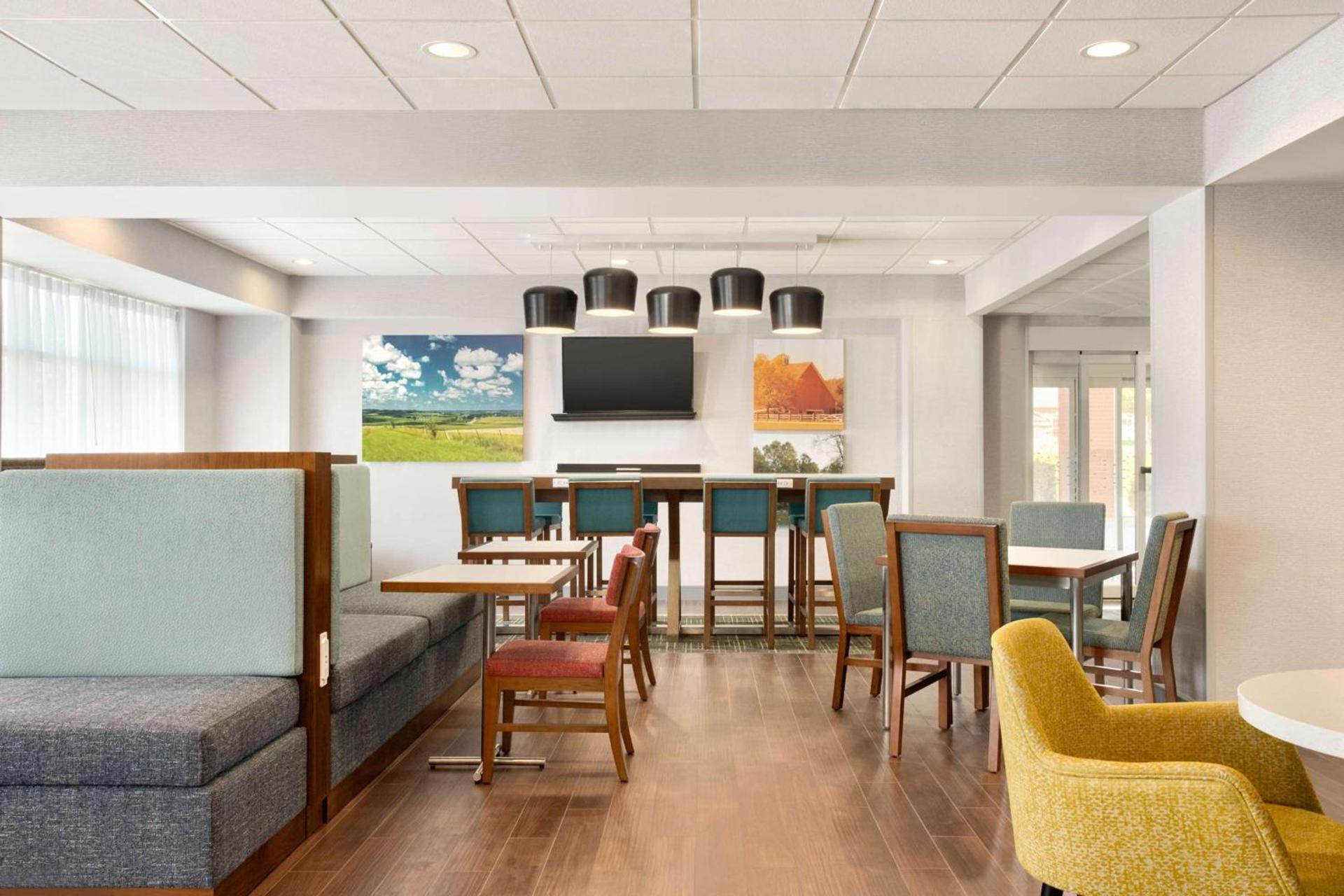 Hampton Inn St. Louis-Columbia photo 4