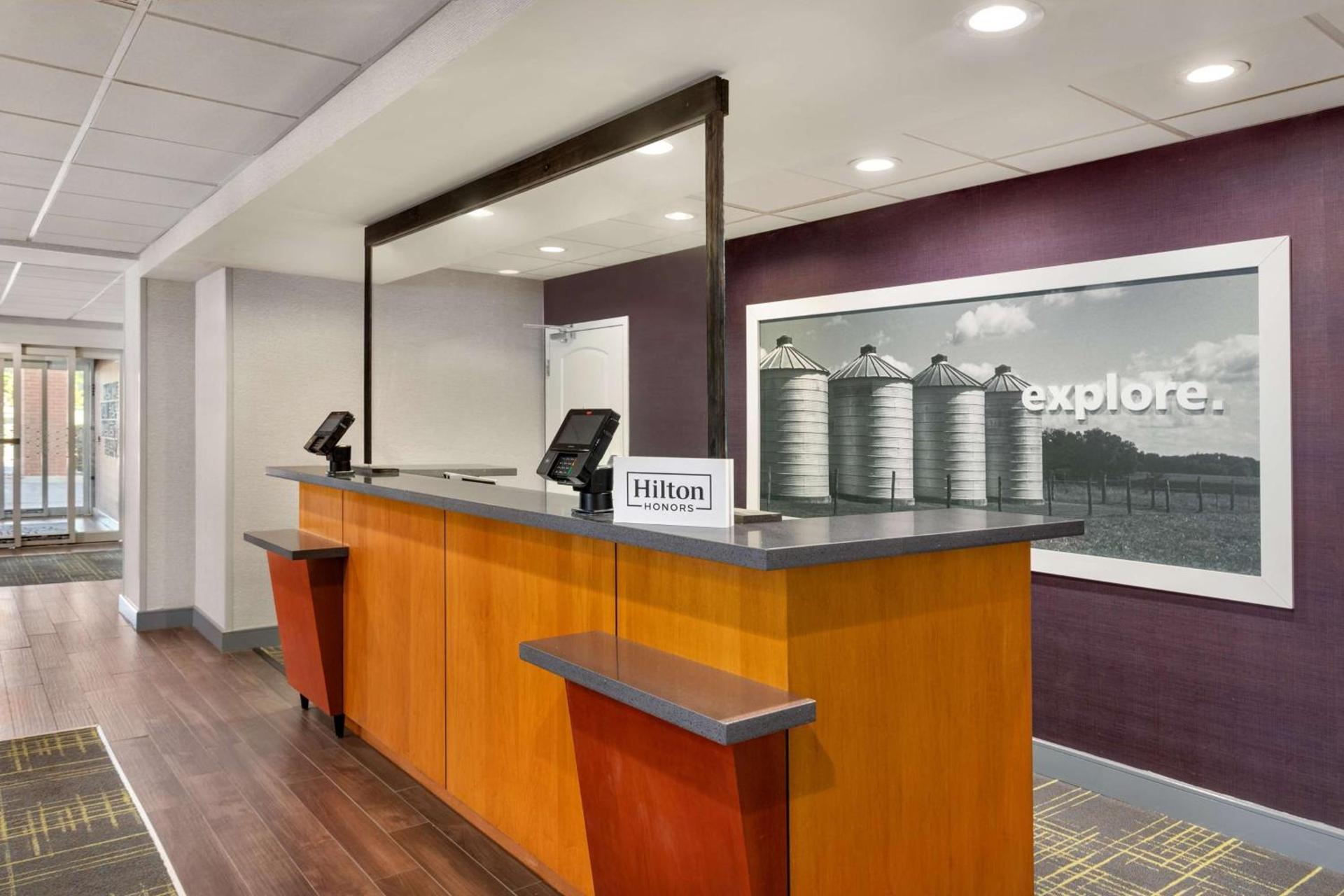 Hampton Inn St. Louis-Columbia photo 6