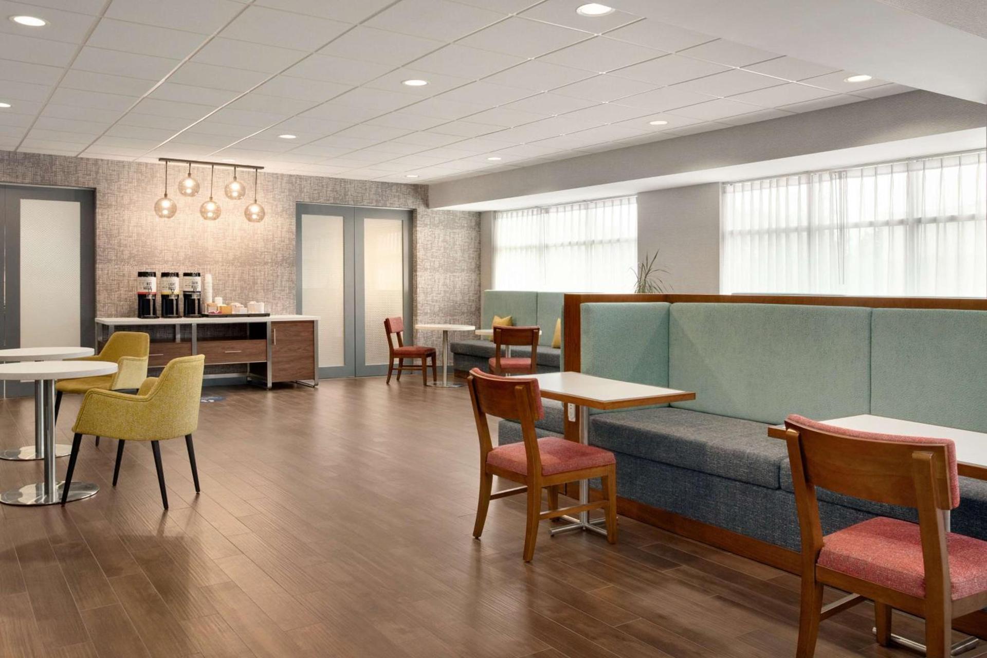 Hampton Inn St. Louis-Columbia photo 7
