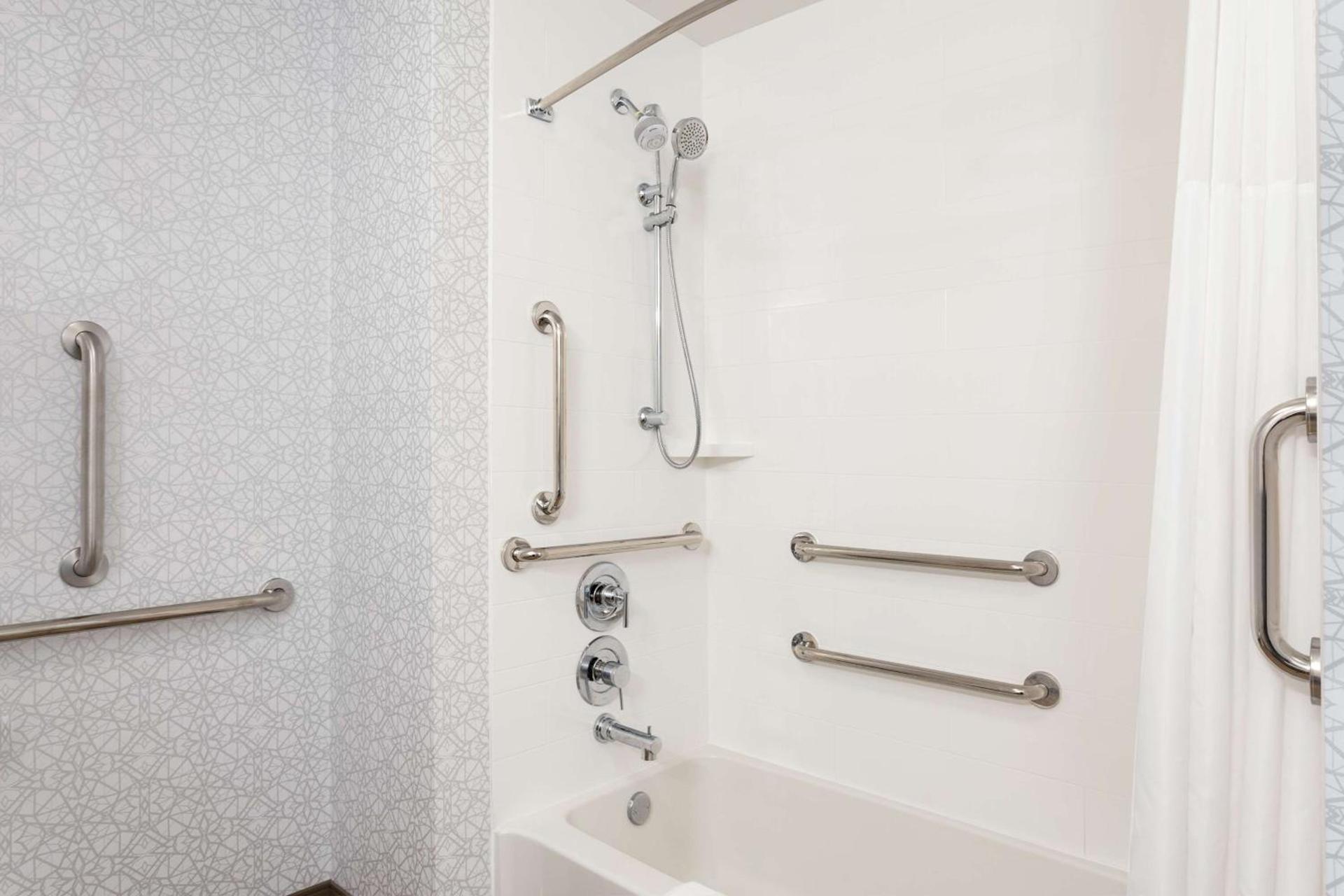 Hampton Inn St. Louis-Columbia photo 24