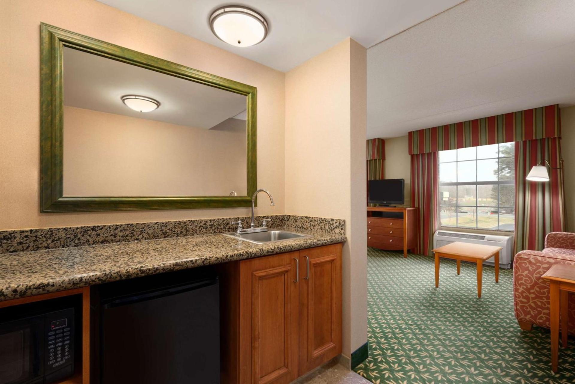Hampton Inn & Suites Williamsburg-Central photo 13