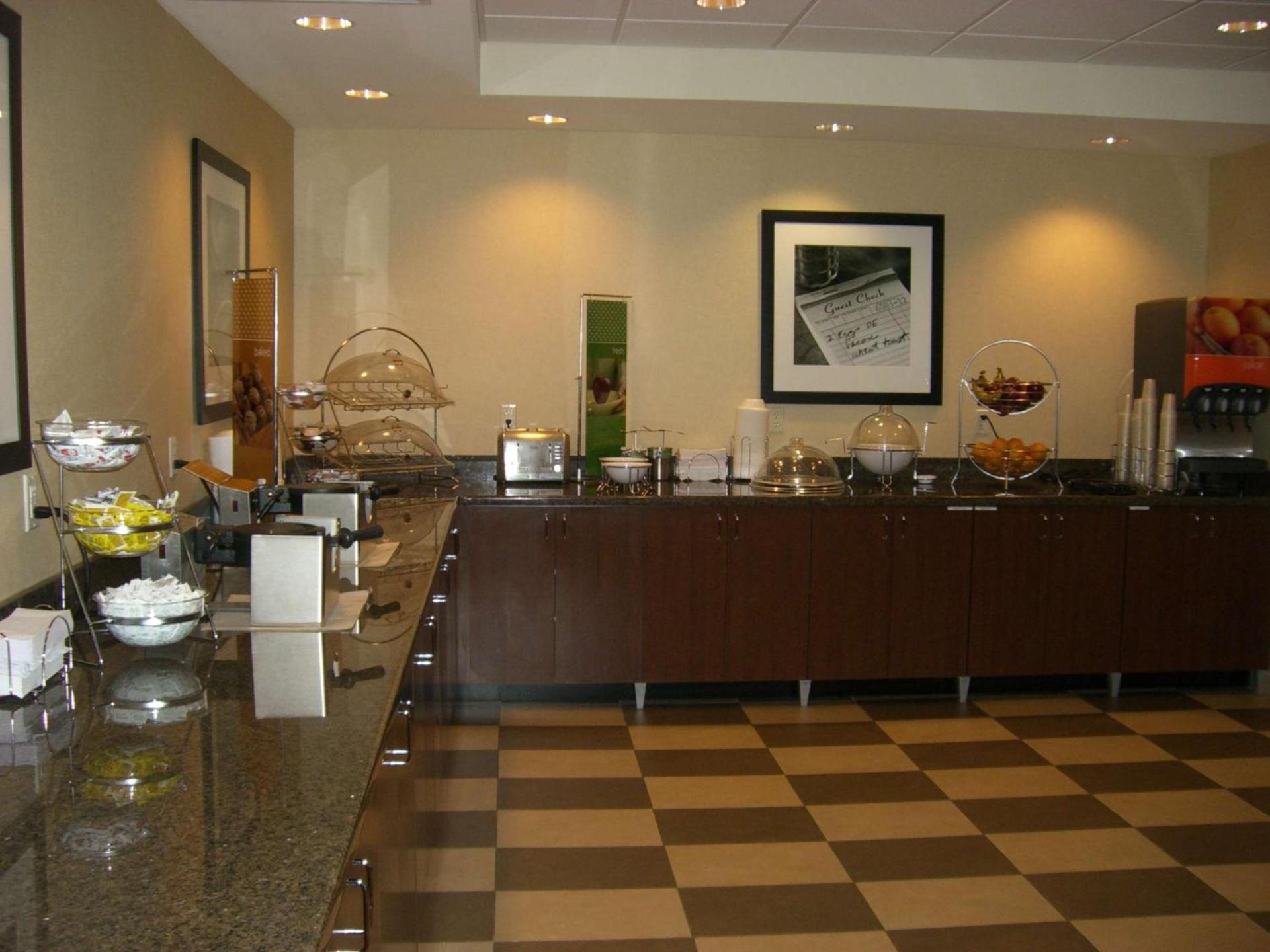 Hampton Inn and Suites Pueblo/North photo 7