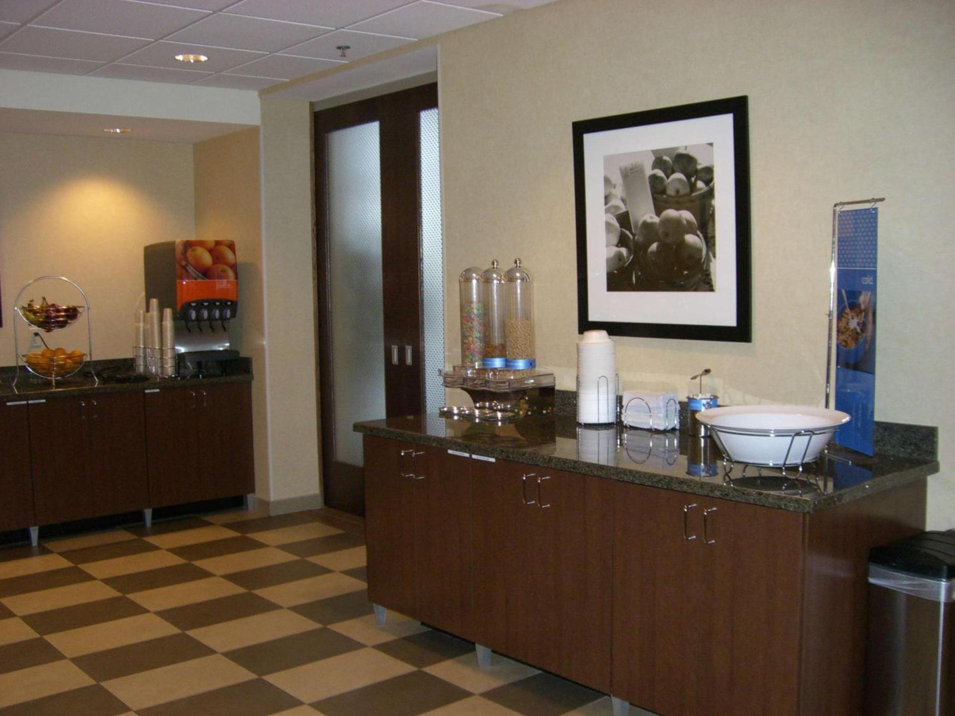 Hampton Inn and Suites Pueblo/North photo 8