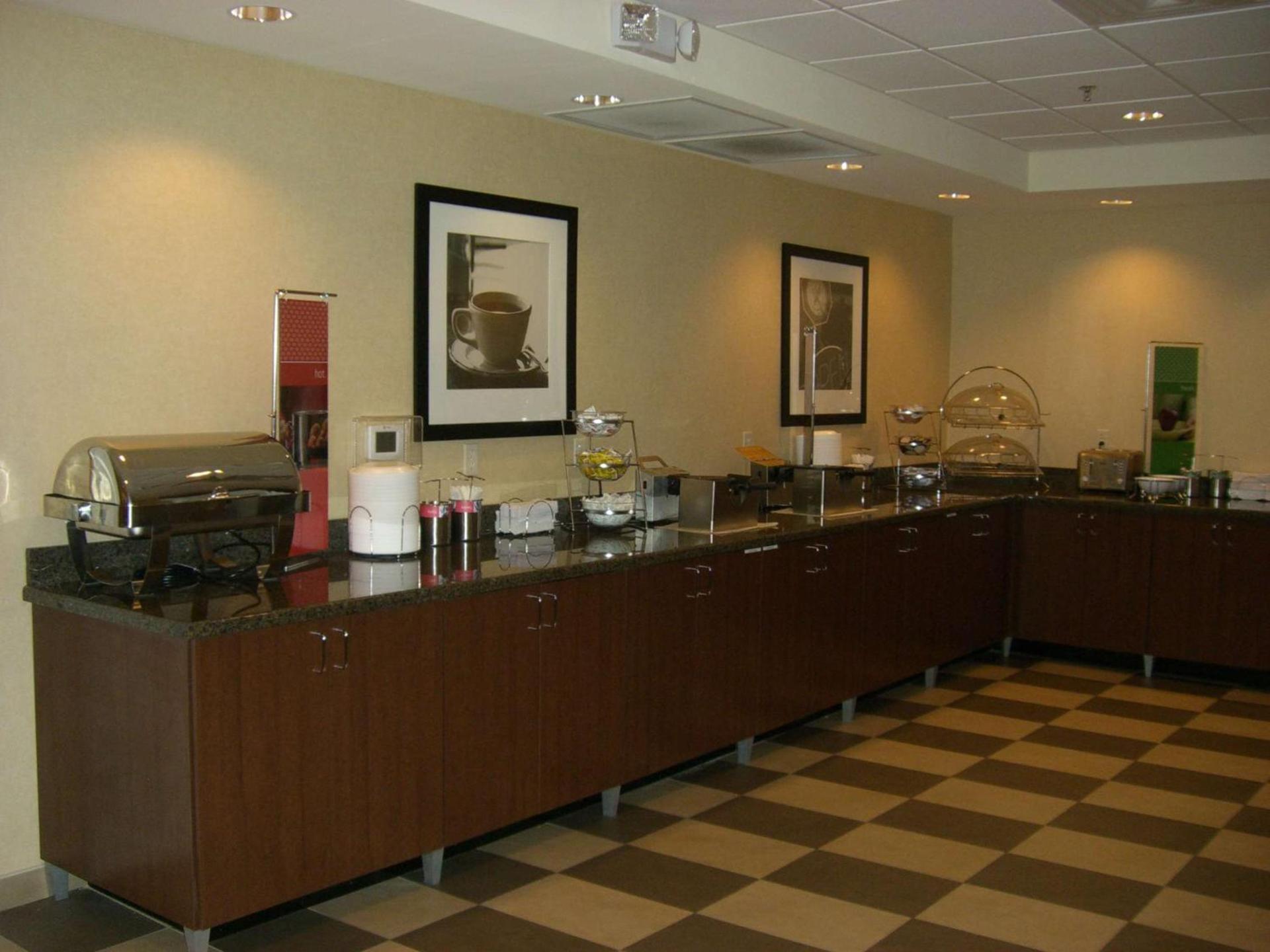 Hampton Inn and Suites Pueblo/North photo 9