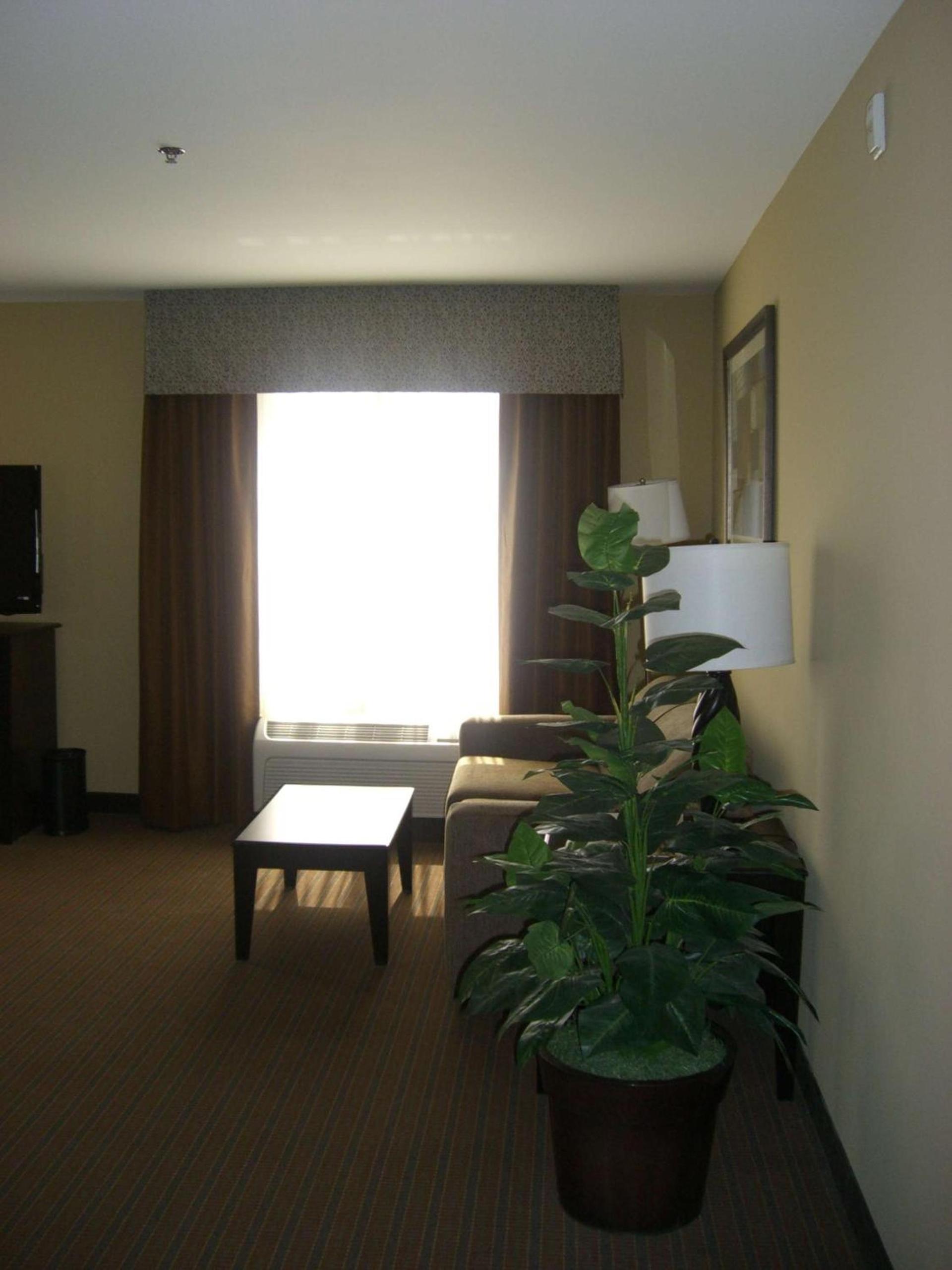 Hampton Inn and Suites Pueblo/North photo 20