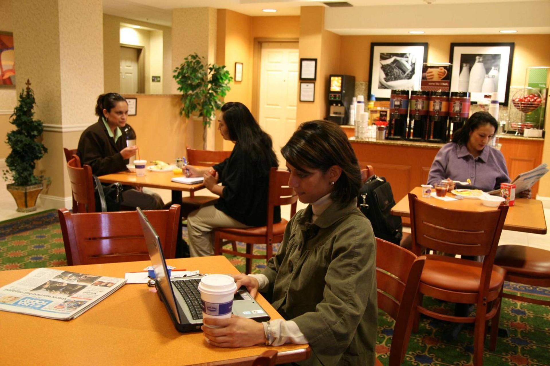 Hampton Inn & Suites Lathrop photo 11