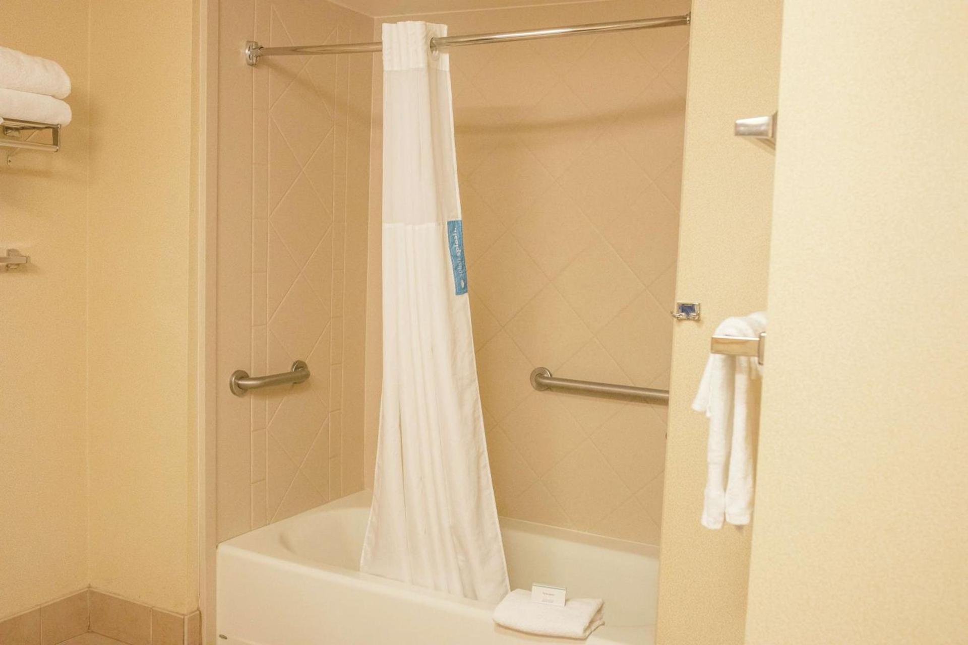 Hampton Inn & Suites Lathrop photo 16