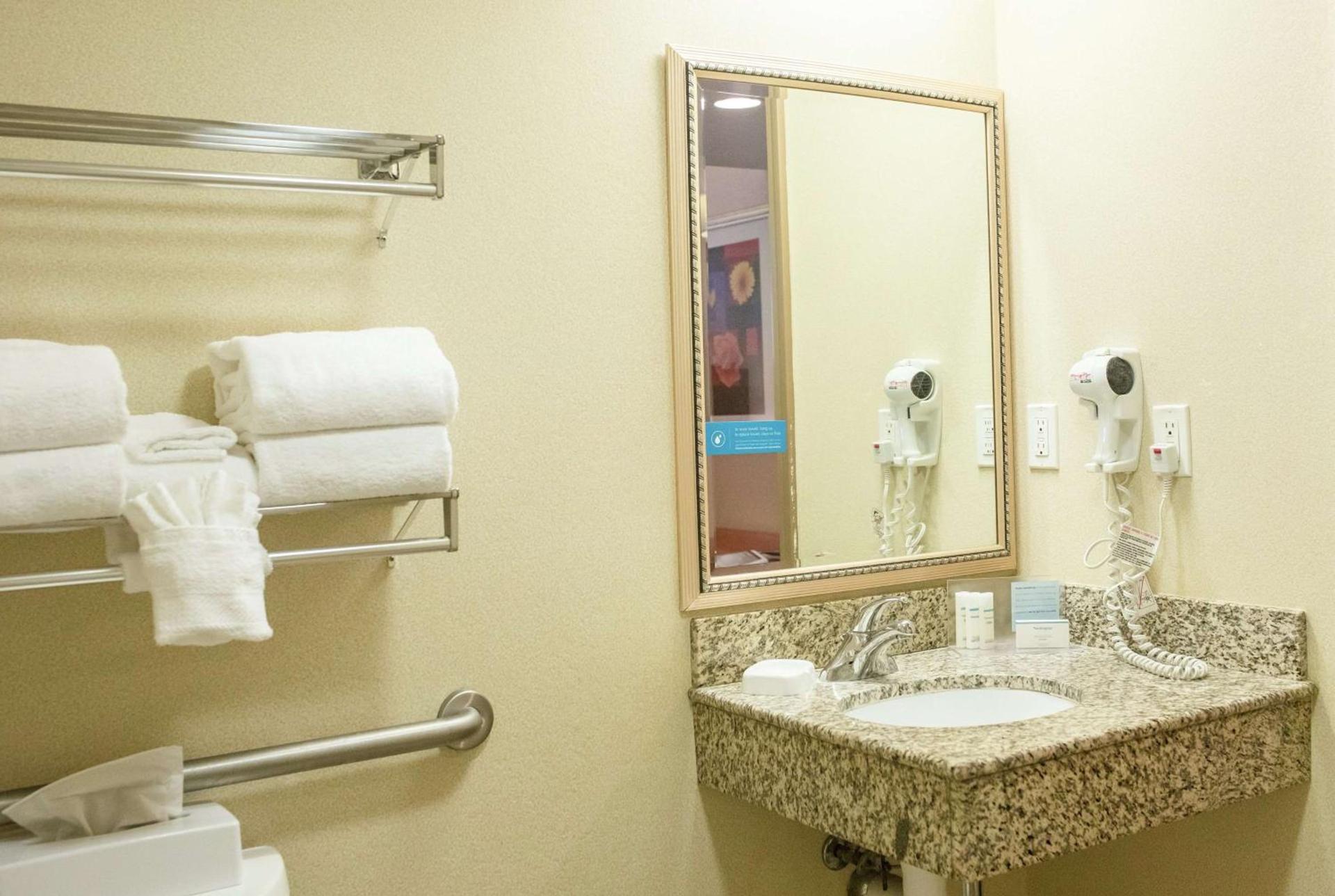 Hampton Inn & Suites Lathrop photo 19