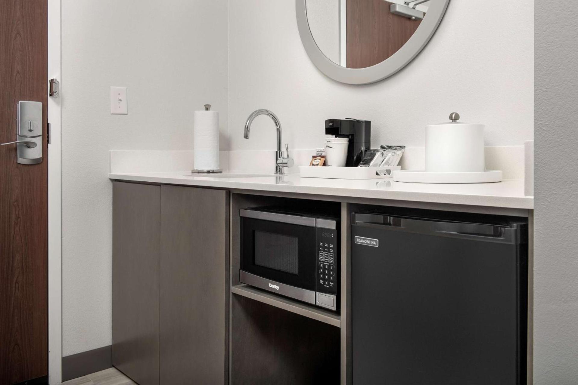 Hampton Inn Duncan photo 35