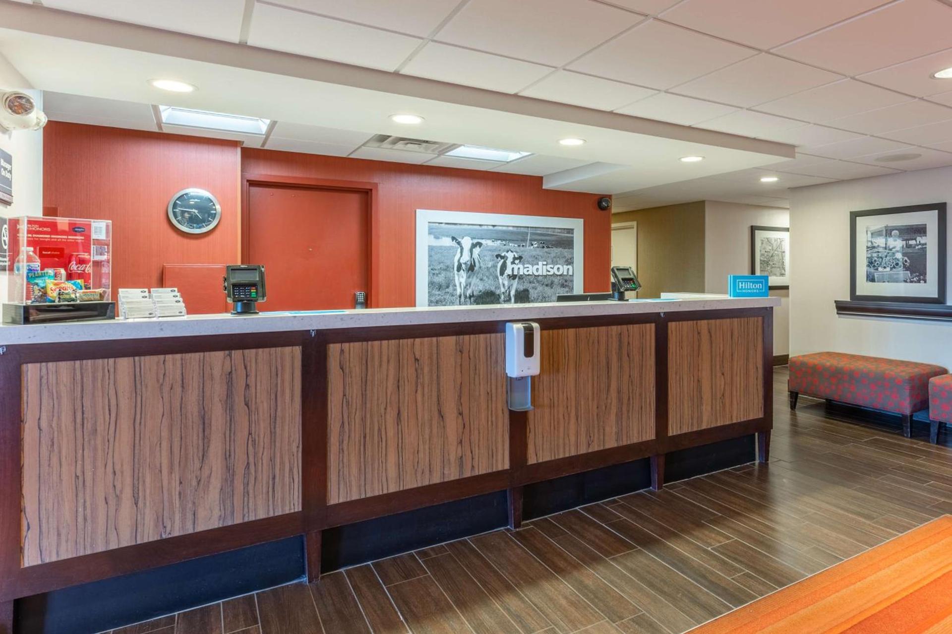 Hampton Inn Madison East Towne Mall Area photo 3