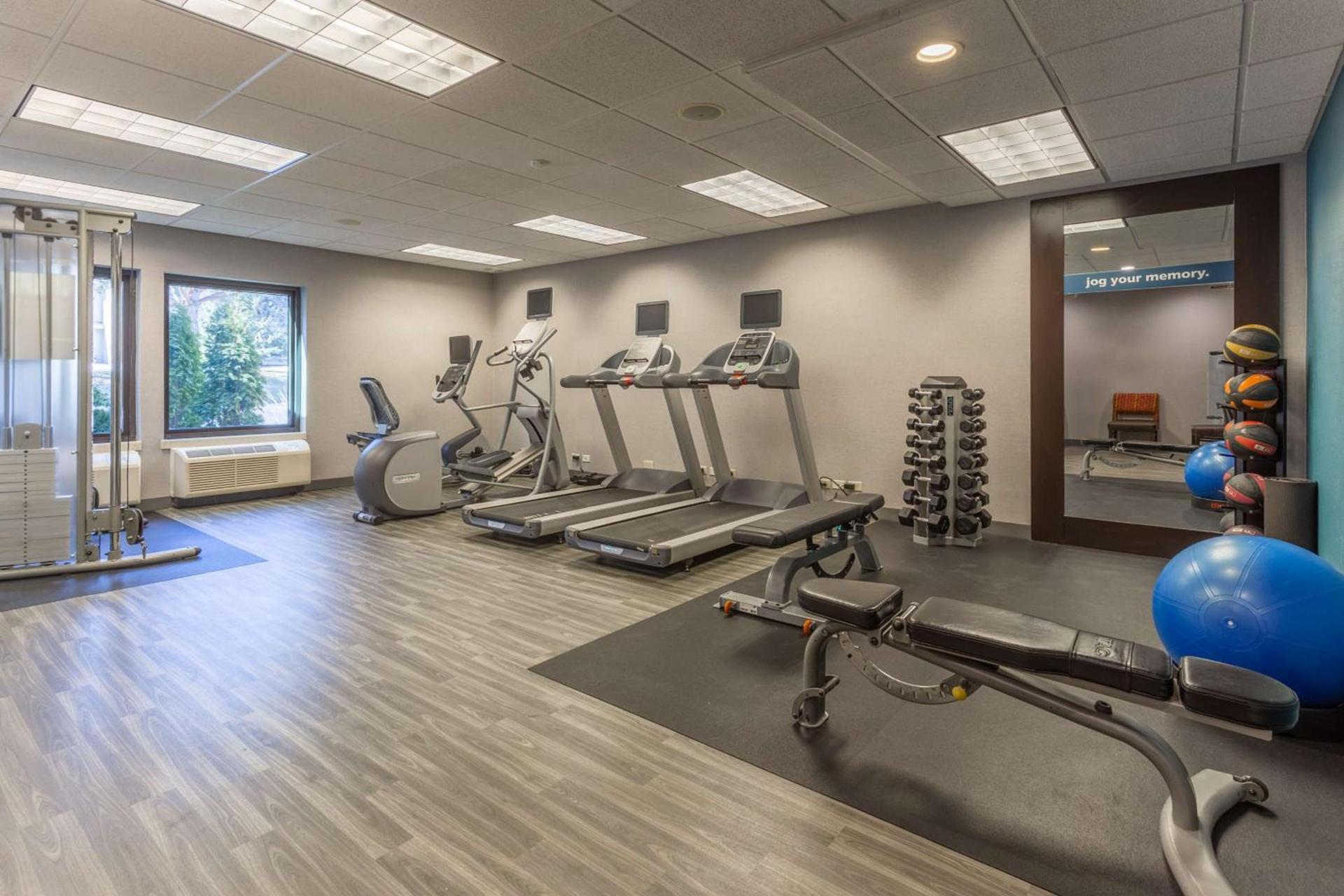 Hampton Inn Madison East Towne Mall Area photo 12