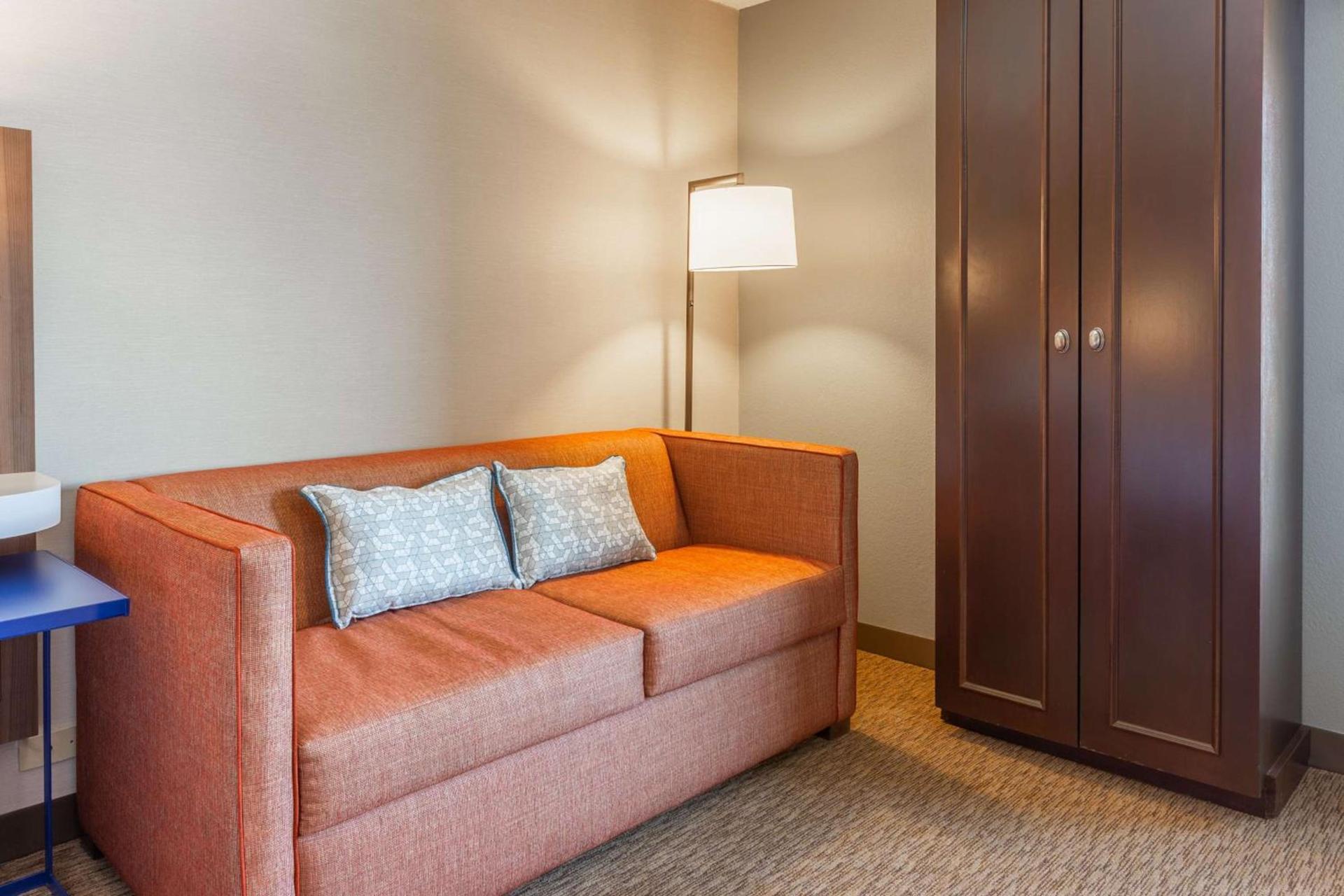 Hampton Inn Madison East Towne Mall Area photo 14