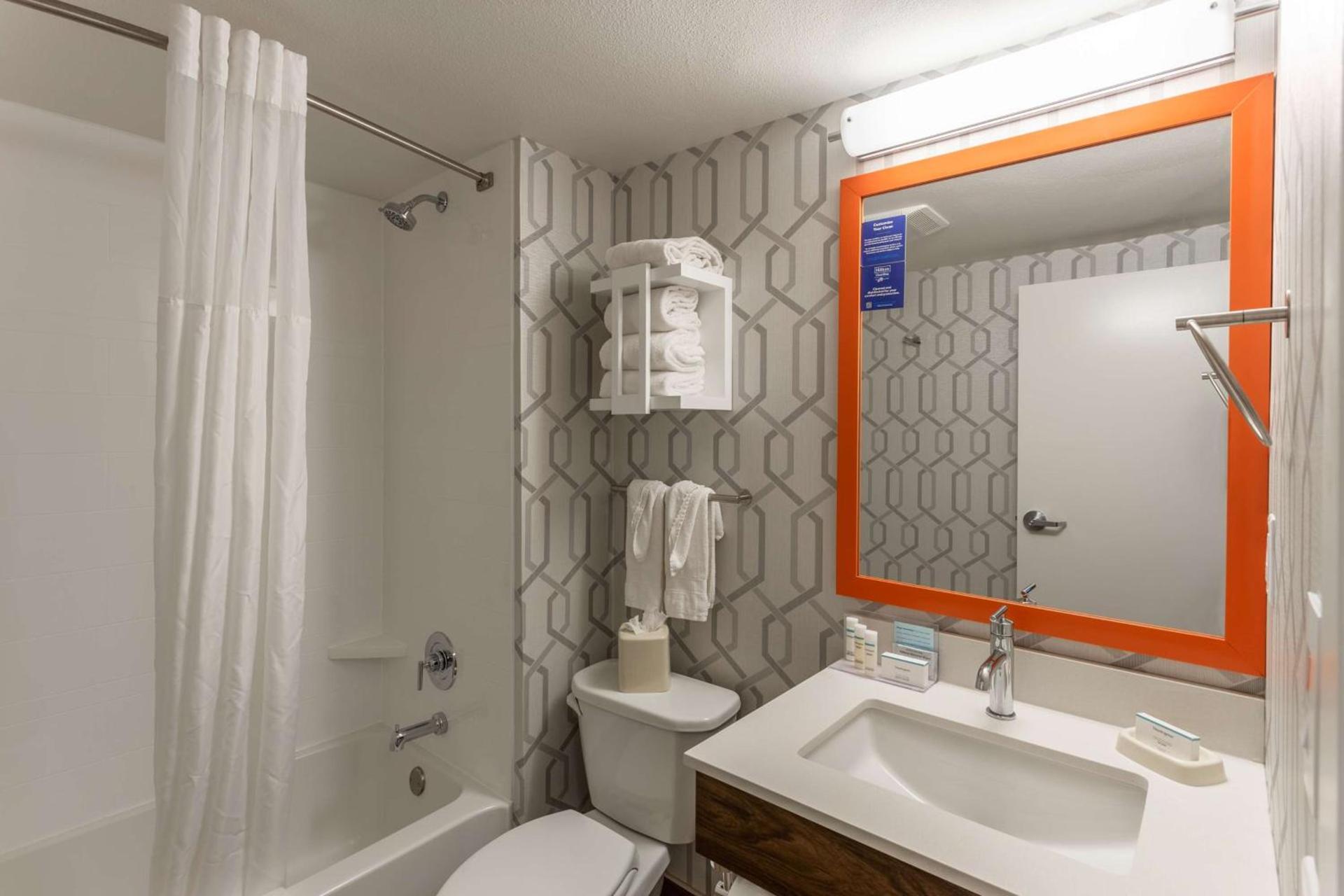 Hampton Inn Madison East Towne Mall Area photo 15