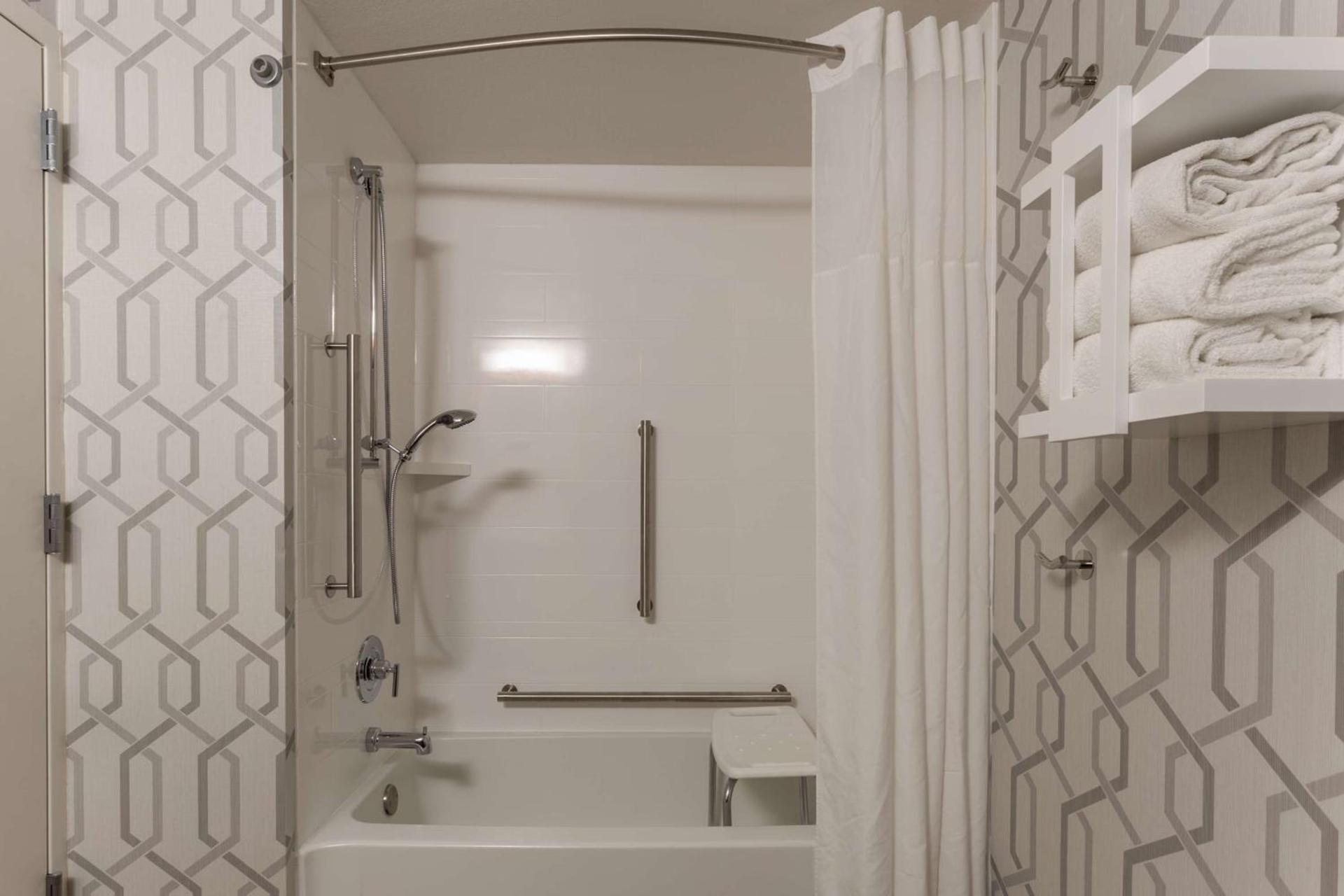 Hampton Inn Madison East Towne Mall Area photo 17