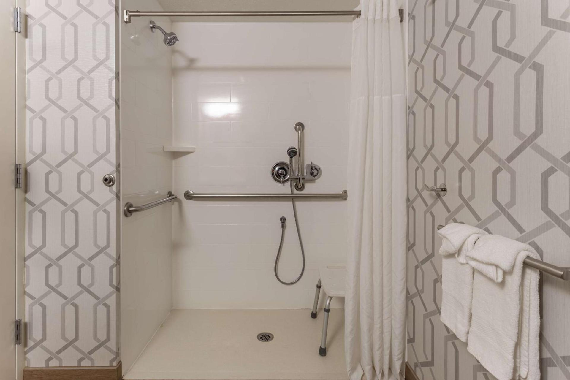Hampton Inn Madison East Towne Mall Area photo 18