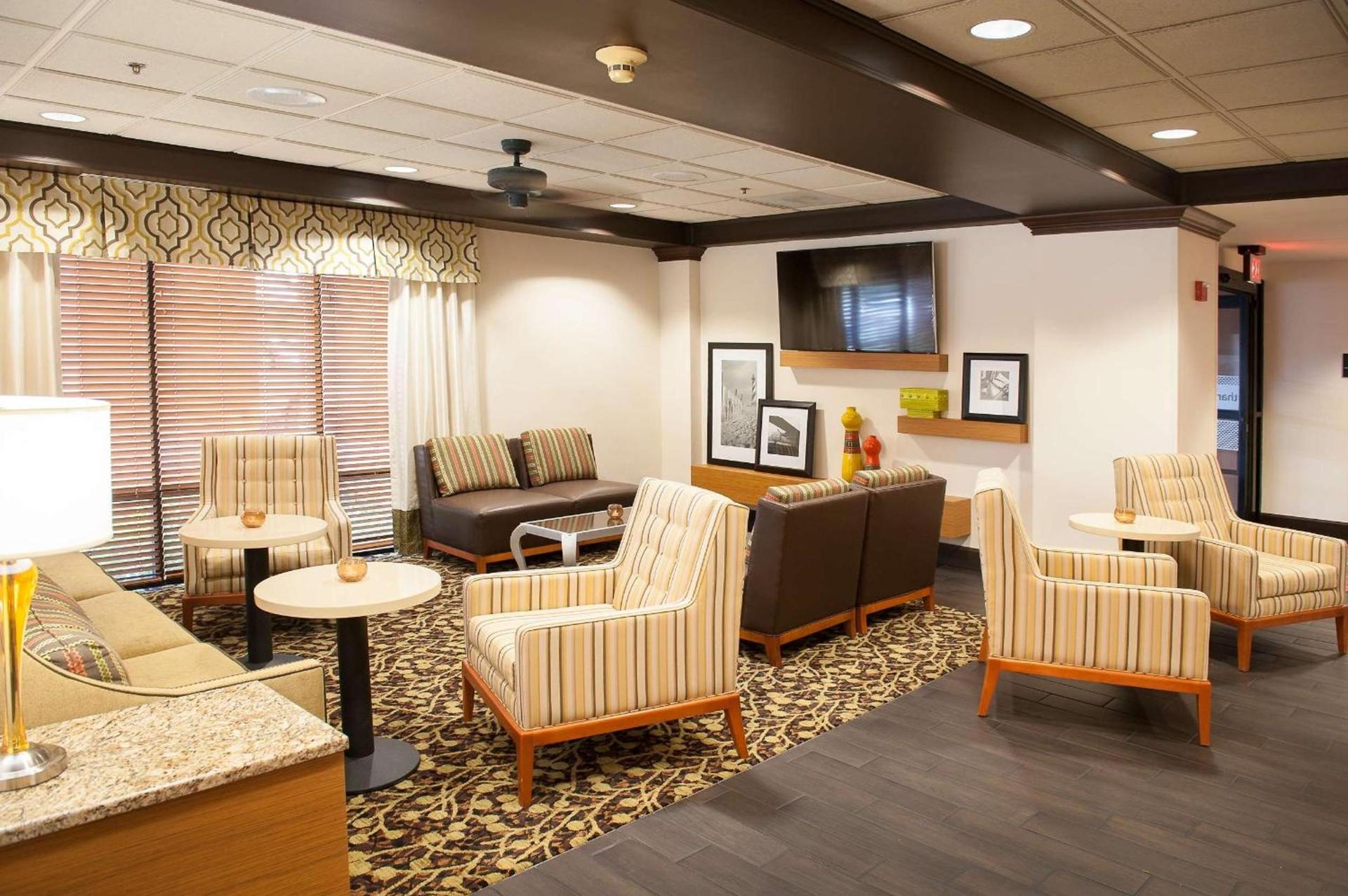 Hampton Inn Pensacola-Airport photo 6
