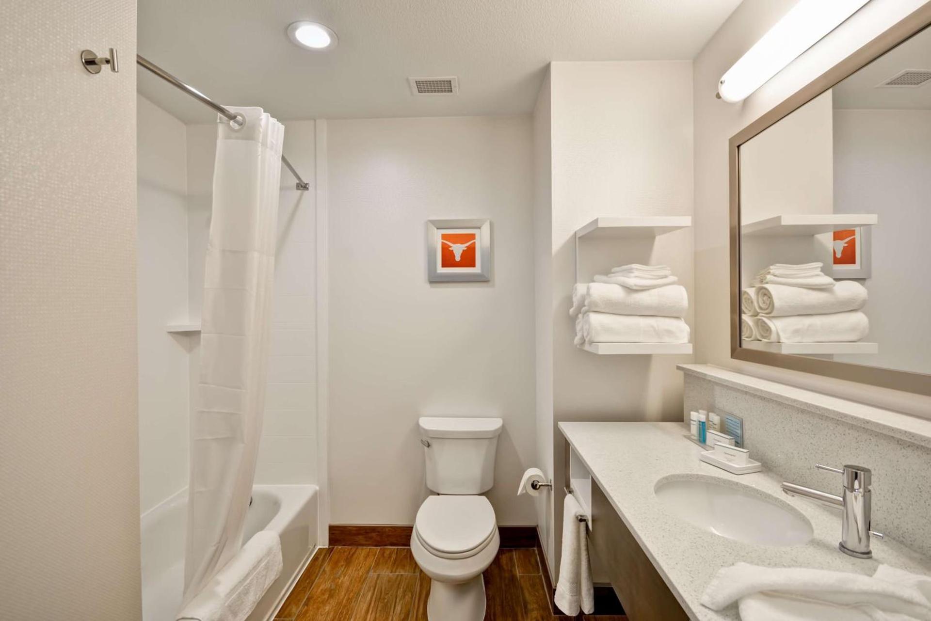 Hampton Inn Kyle photo 14