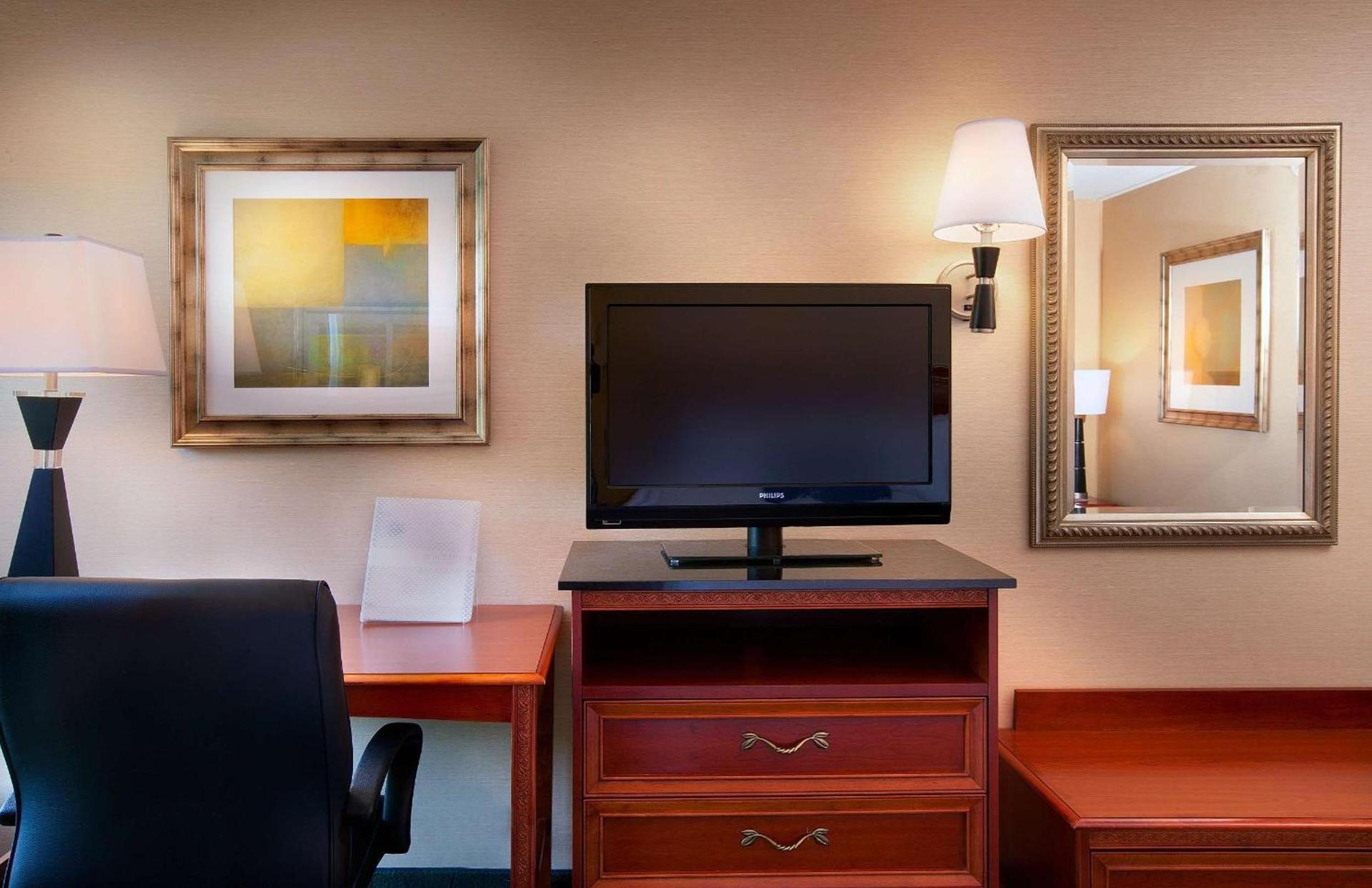 Hampton Inn Alexandria photo 16