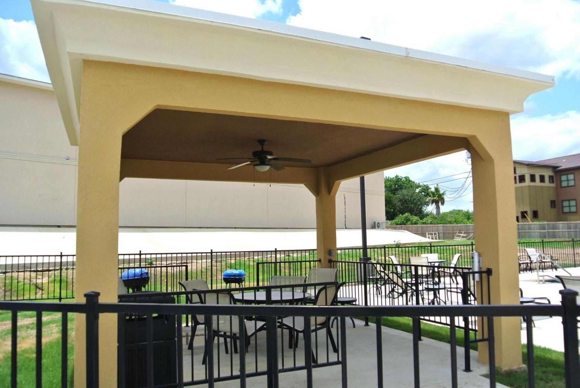 Hampton Inn Carrizo Springs photo 37