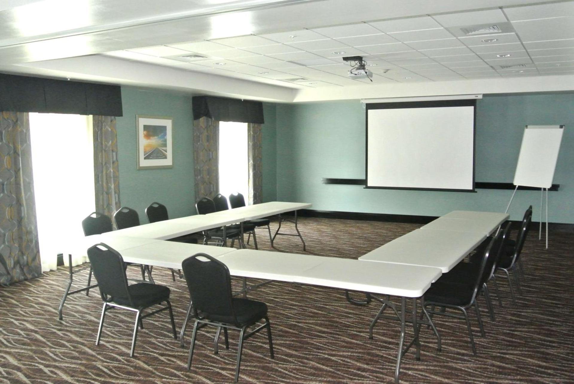 Hampton Inn Carrizo Springs photo 36