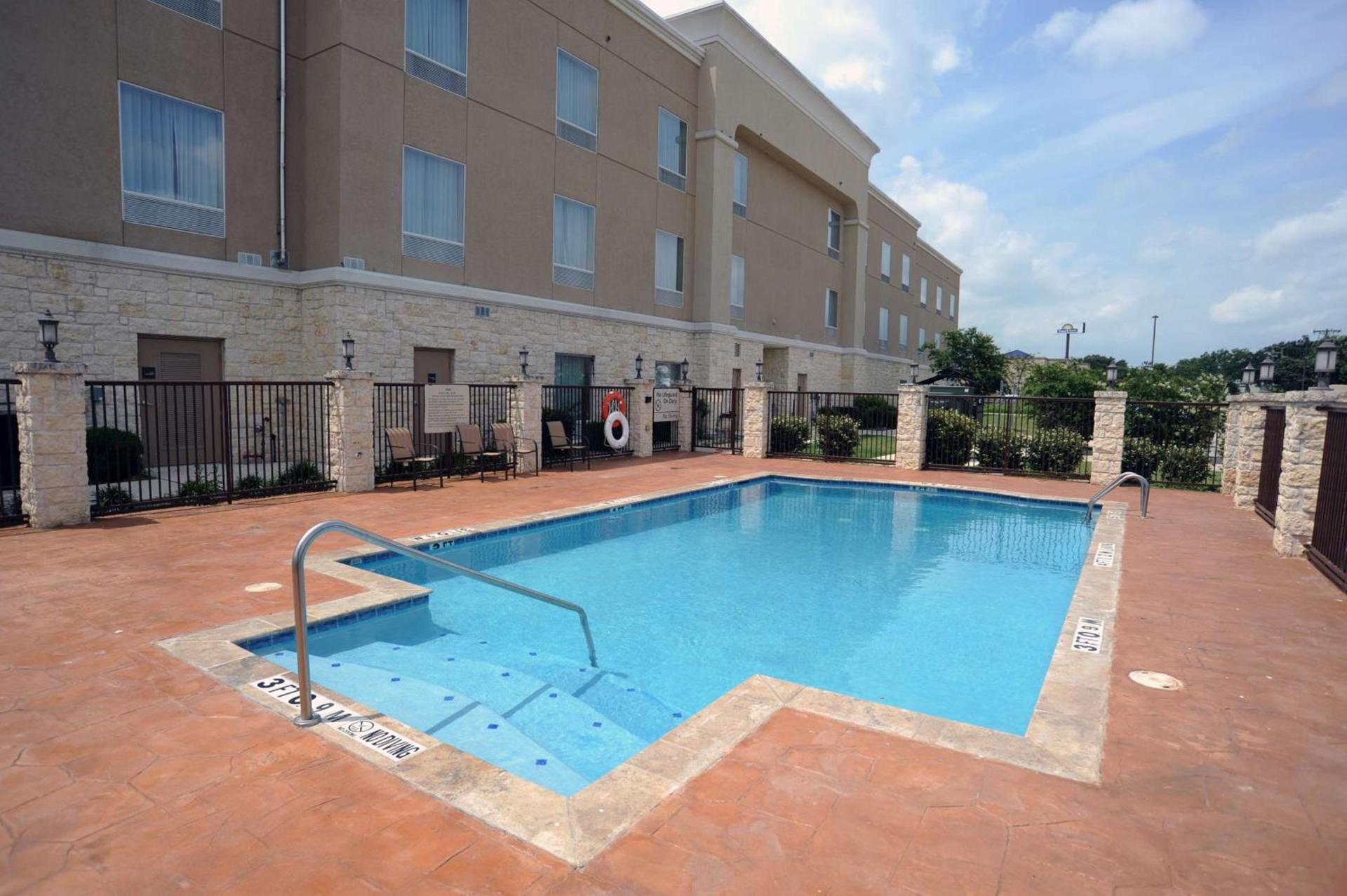 Hampton Inn Seguin photo 18