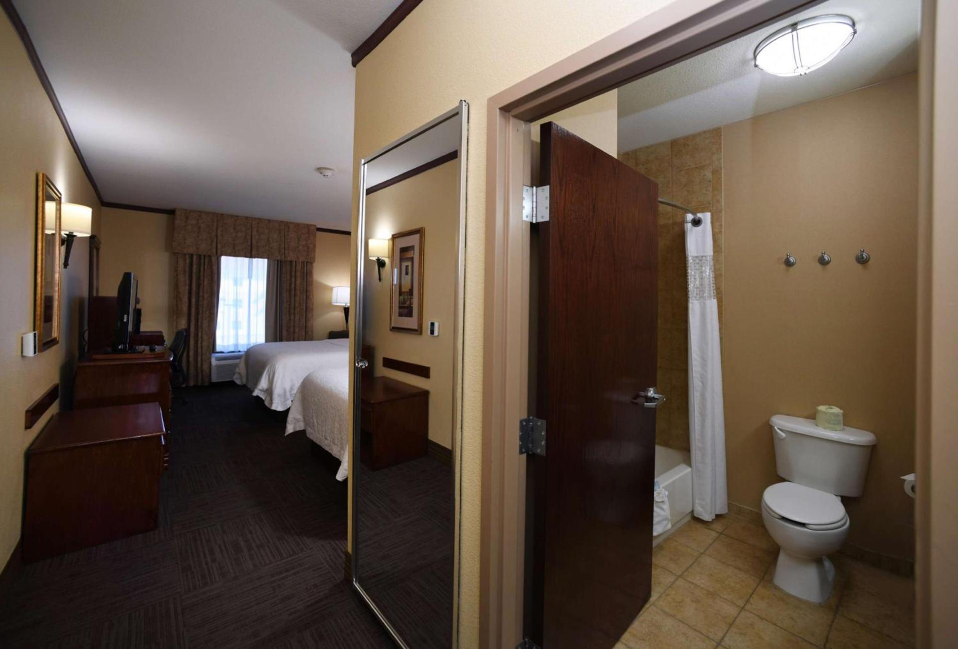 Hampton Inn Seguin photo 25