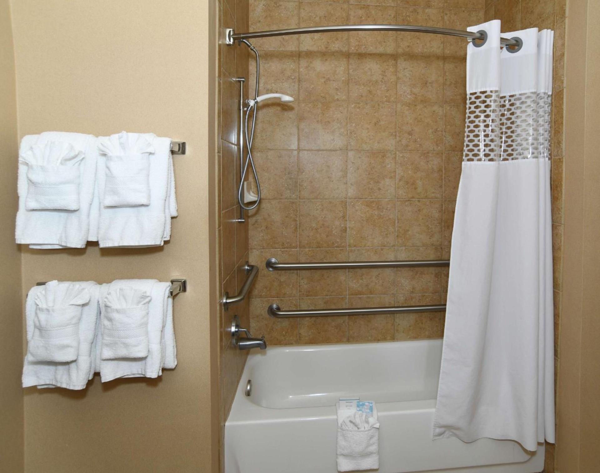 Hampton Inn Seguin photo 28
