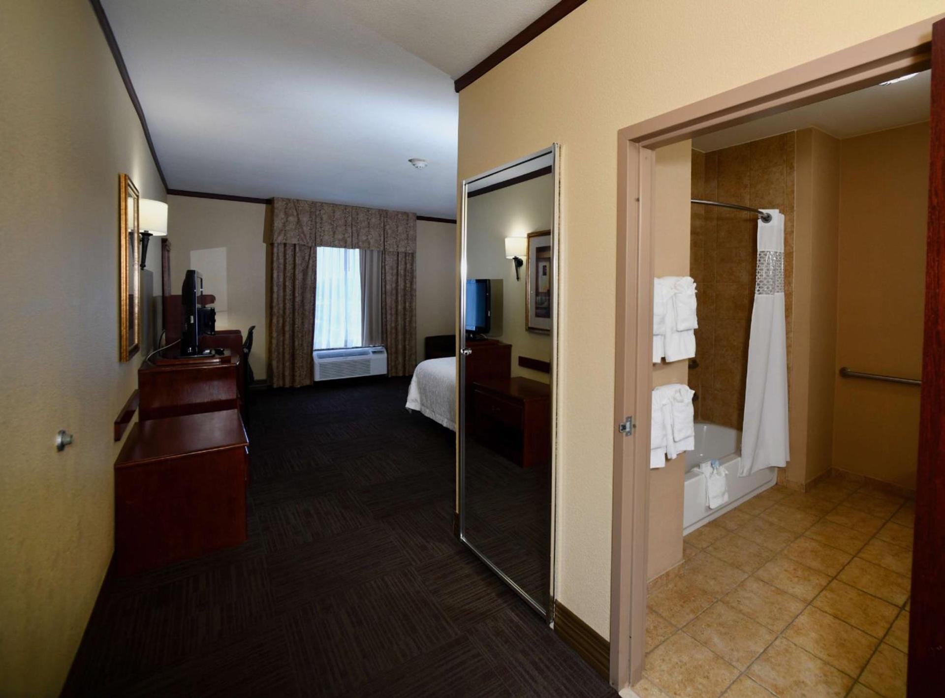 Hampton Inn Seguin photo 30