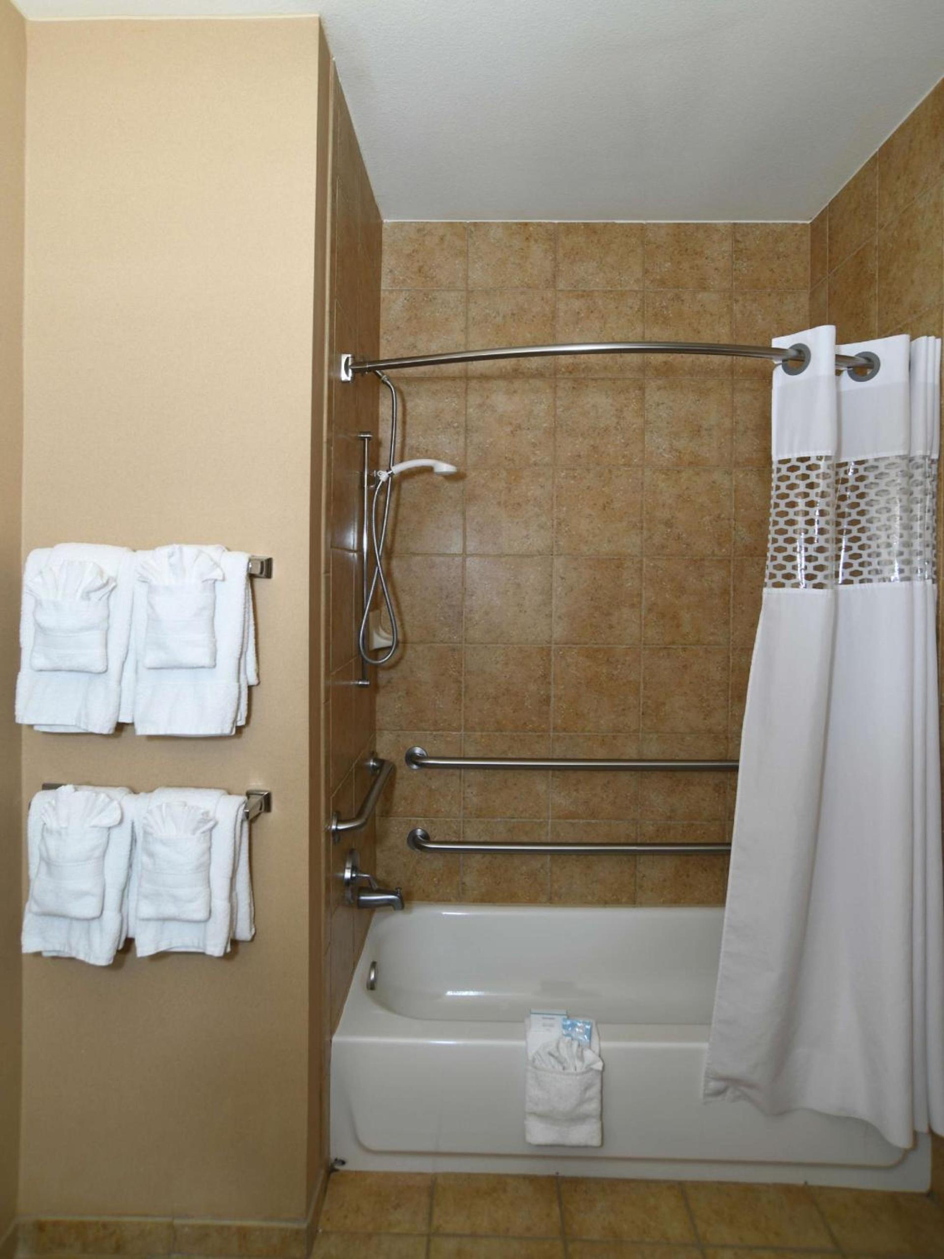 Hampton Inn Seguin photo 32