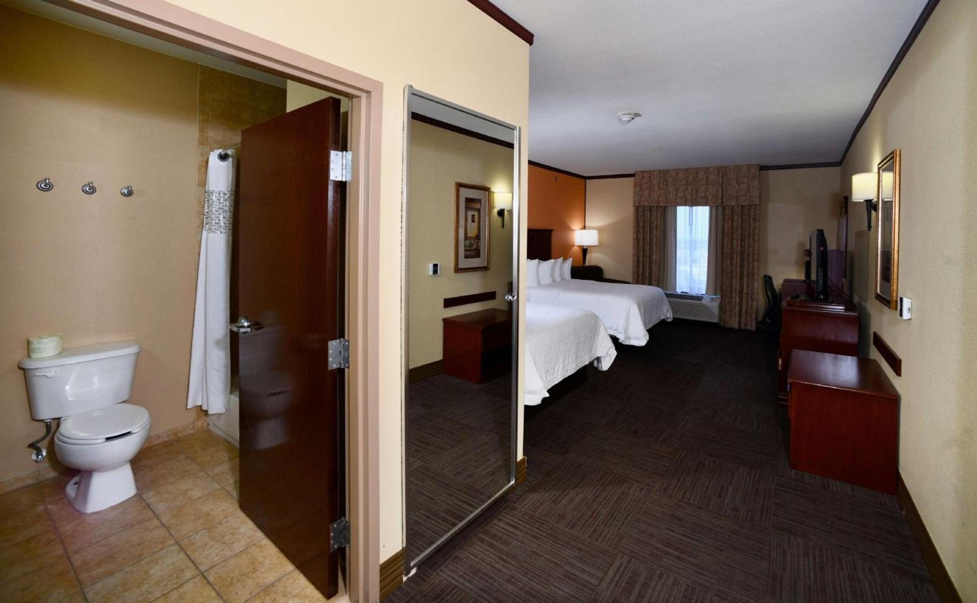Hampton Inn Seguin photo 35