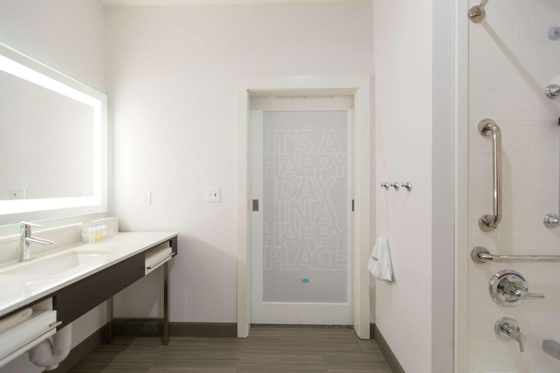 Hampton Inn & Suites Stroud photo 21