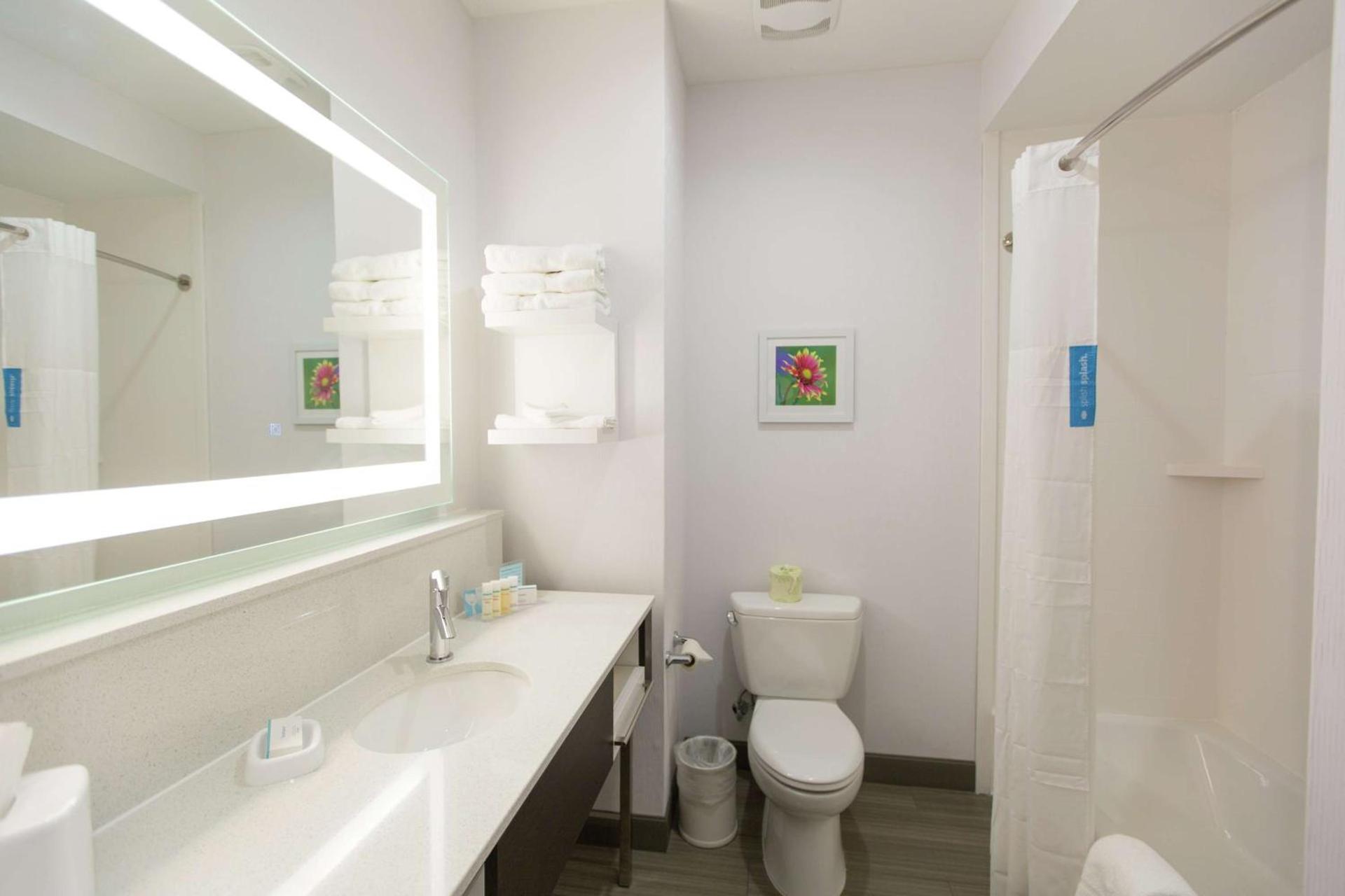 Hampton Inn & Suites Stroud photo 24