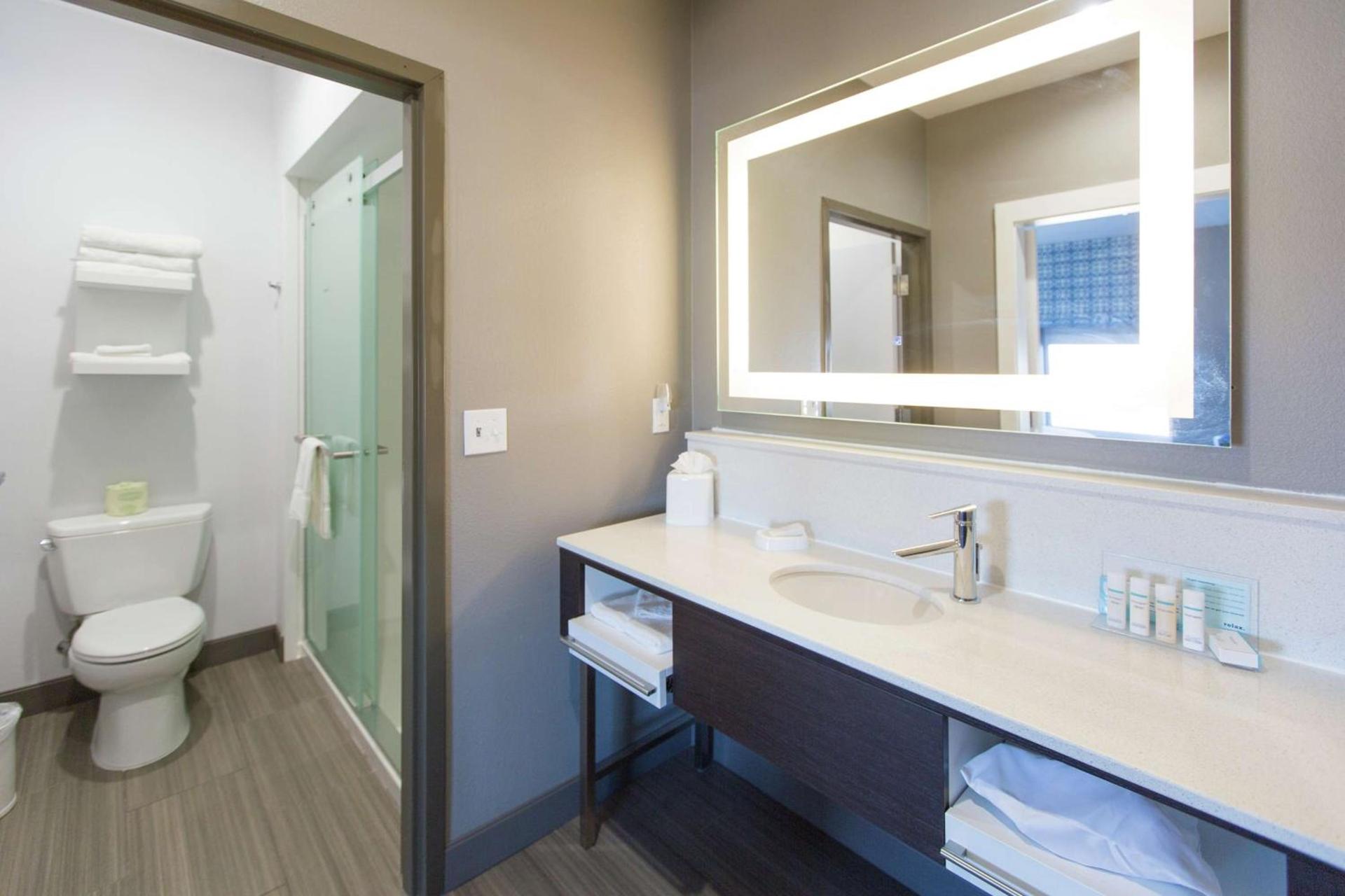 Hampton Inn & Suites Stroud photo 32