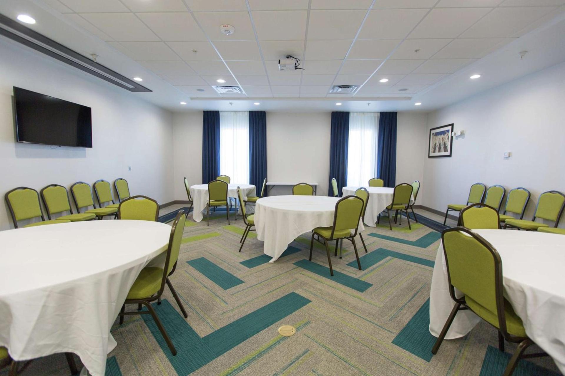 Hampton Inn & Suites Stroud photo 36