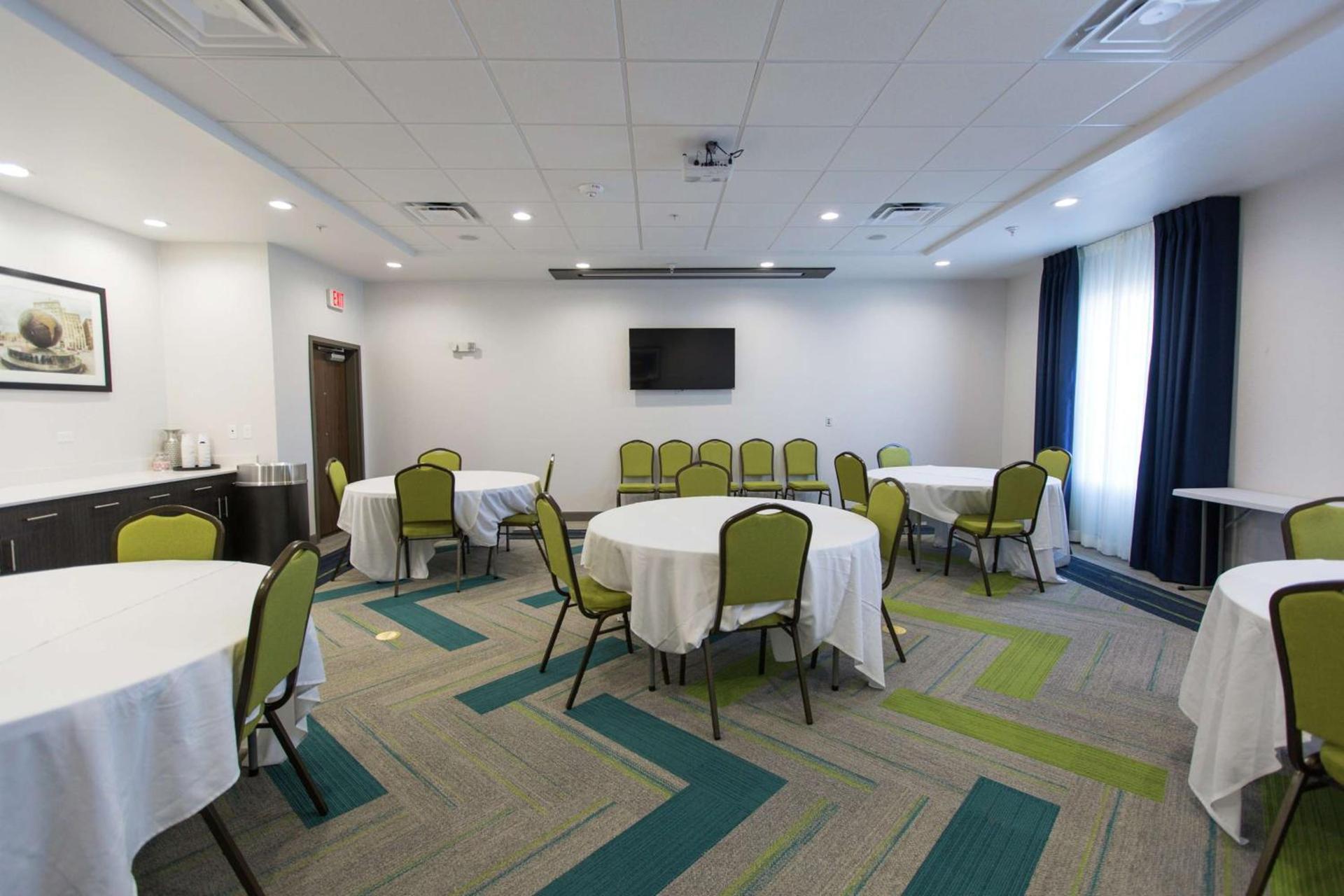Hampton Inn & Suites Stroud photo 37