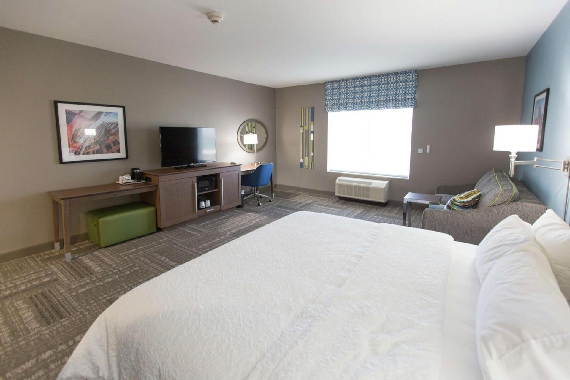 Hampton Inn & Suites Stroud photo 38