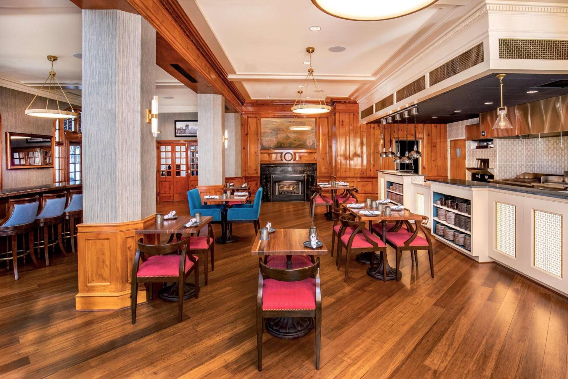 Hotel Roanoke & Conference Center, Curio Collection by Hilton photo 4