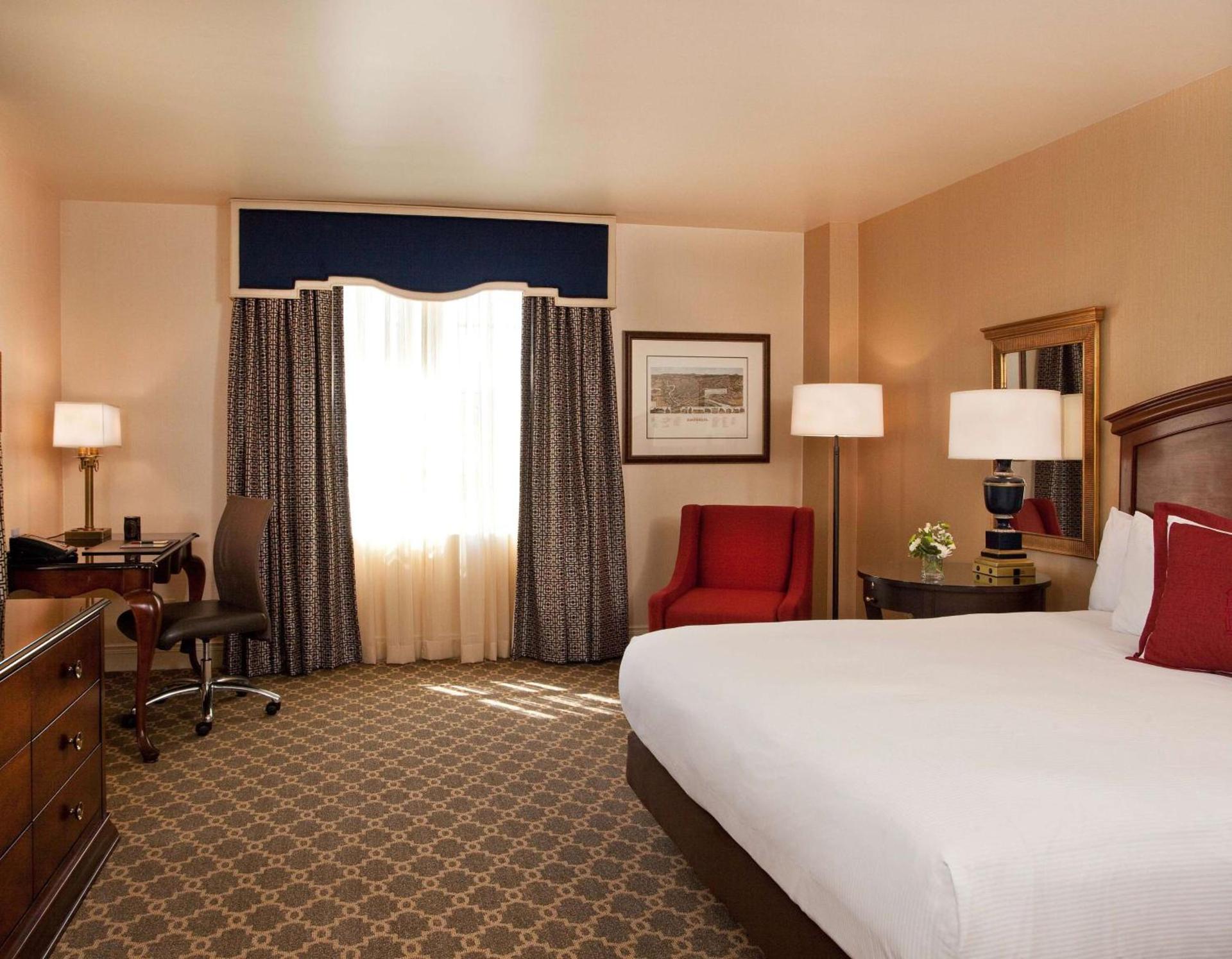 Hotel Roanoke & Conference Center, Curio Collection by Hilton photo 11
