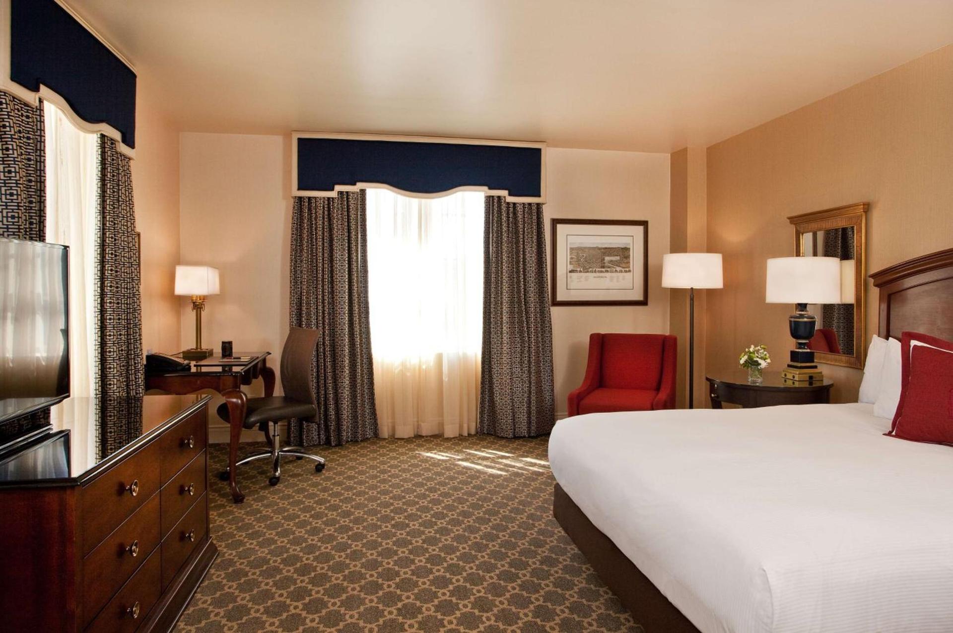 Hotel Roanoke & Conference Center, Curio Collection by Hilton photo 28