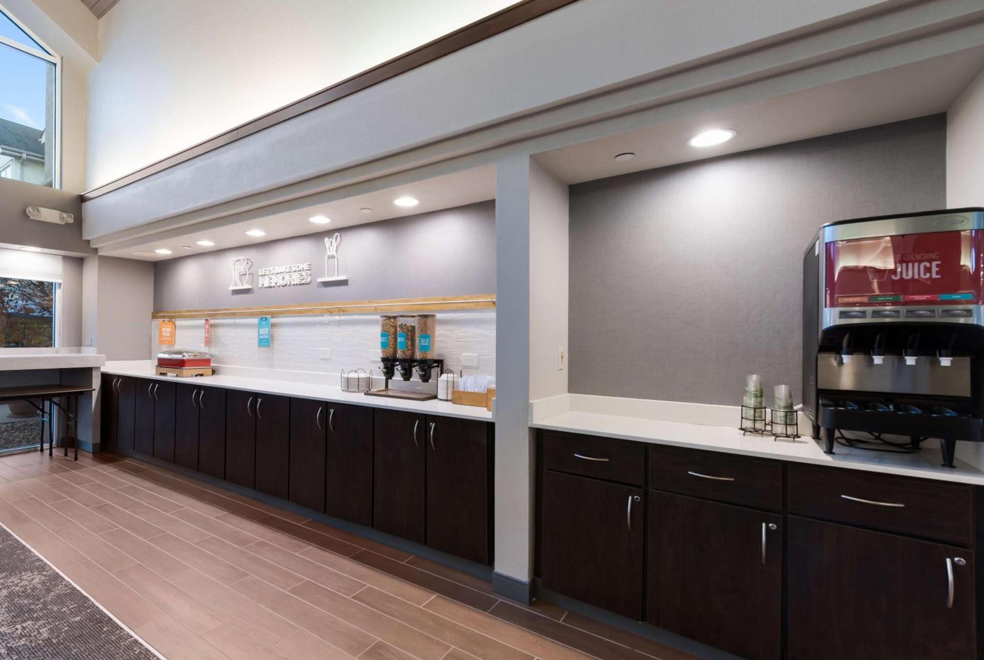 Hampton Inn & Suites Chicago-Hoffman Estates photo 12