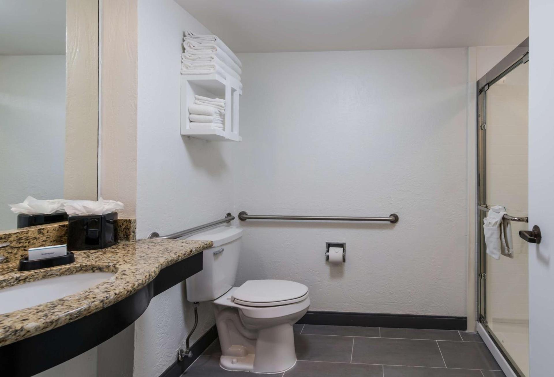Hampton Inn & Suites Chicago-Hoffman Estates photo 32