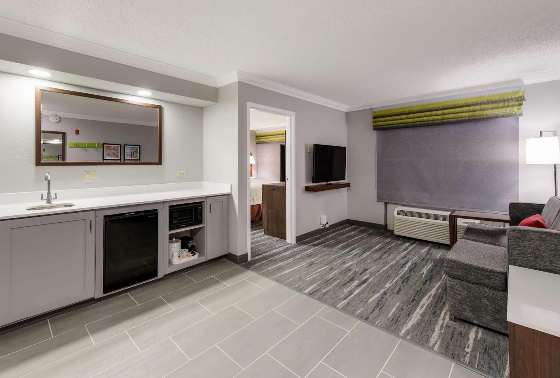 Hampton Inn & Suites Chicago-Hoffman Estates photo 36