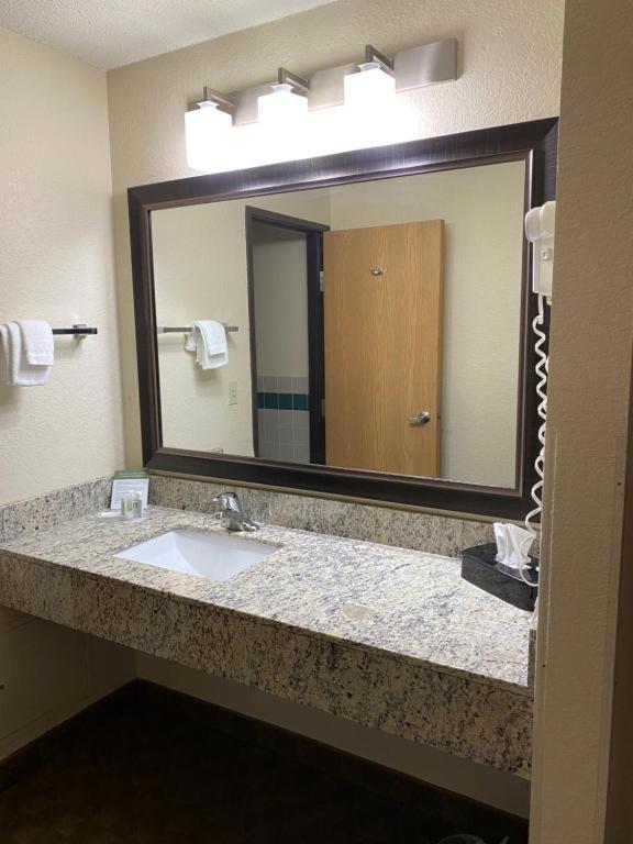 AmericInn by Wyndham Ames photo 26