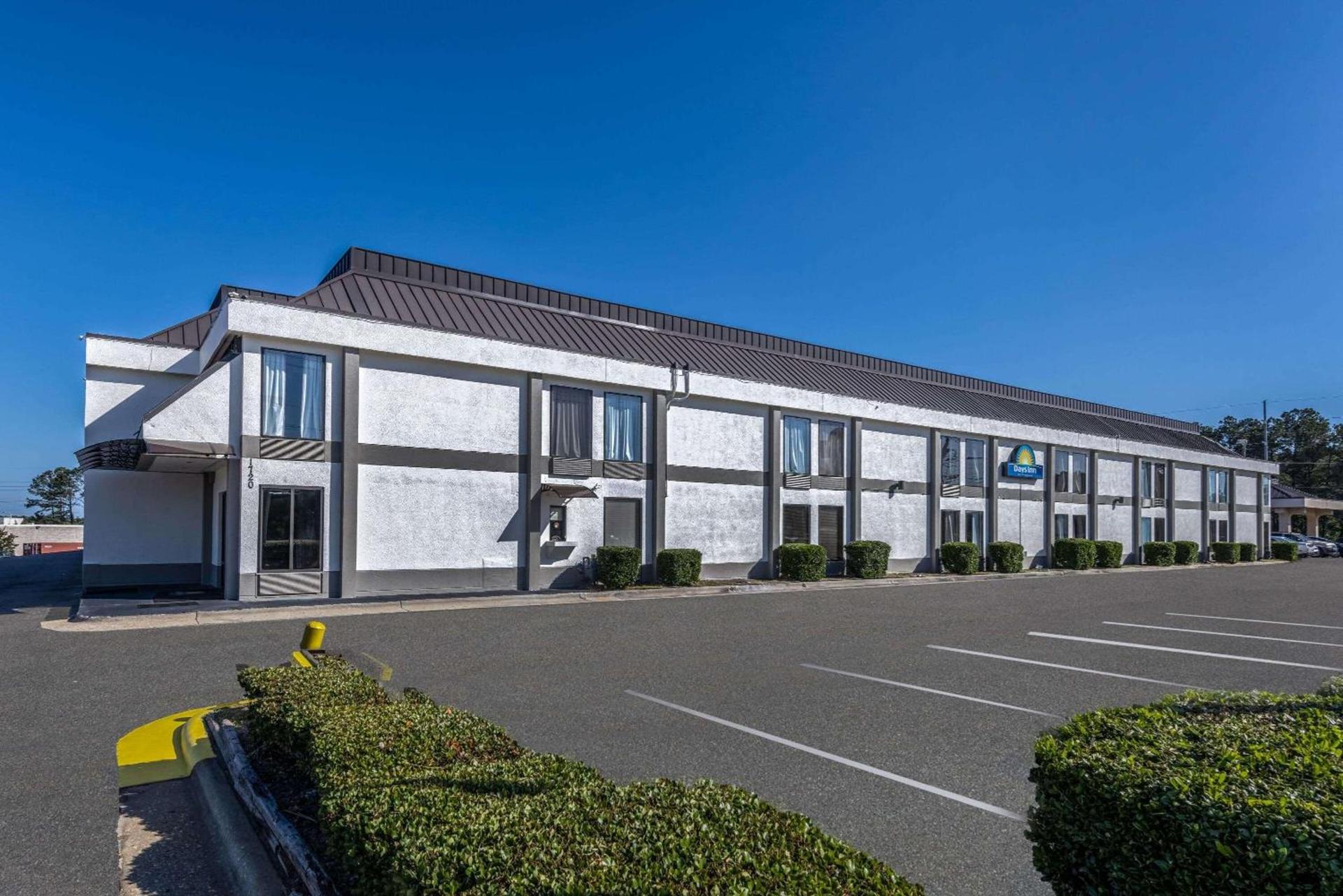 Days Inn & Suites by Wyndham Fort Bragg/Cross Creek Mall — hotel in Fayetteville