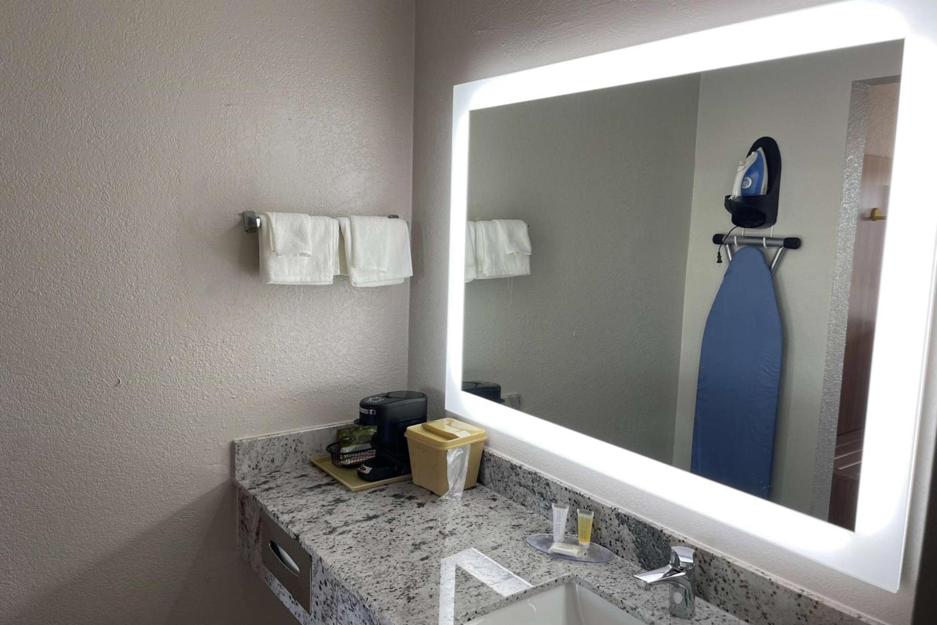 Days-Inn by Wyndham Montgomery I-85 photo 6