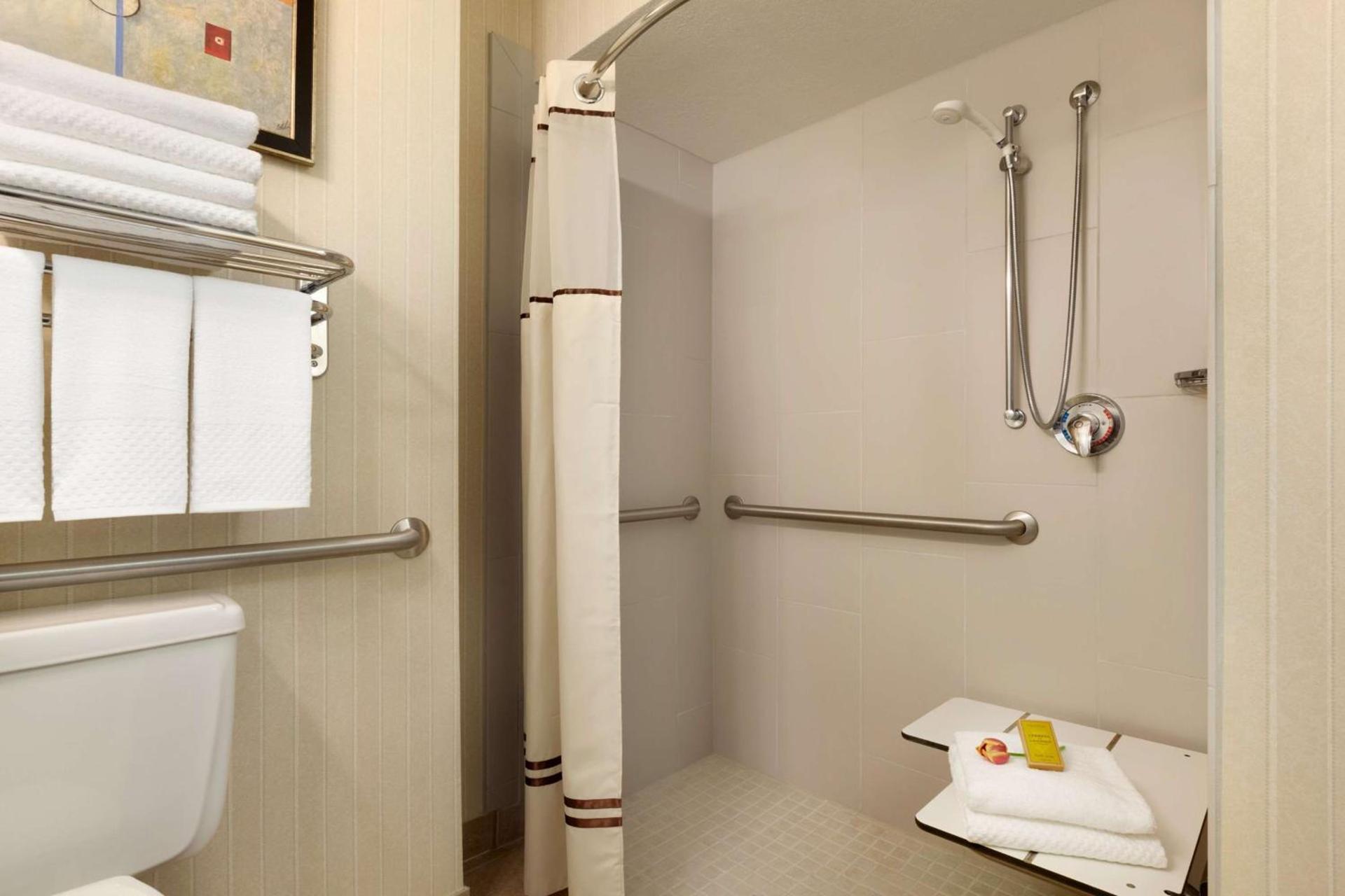 DoubleTree by Hilton Minneapolis Park Place photo 35