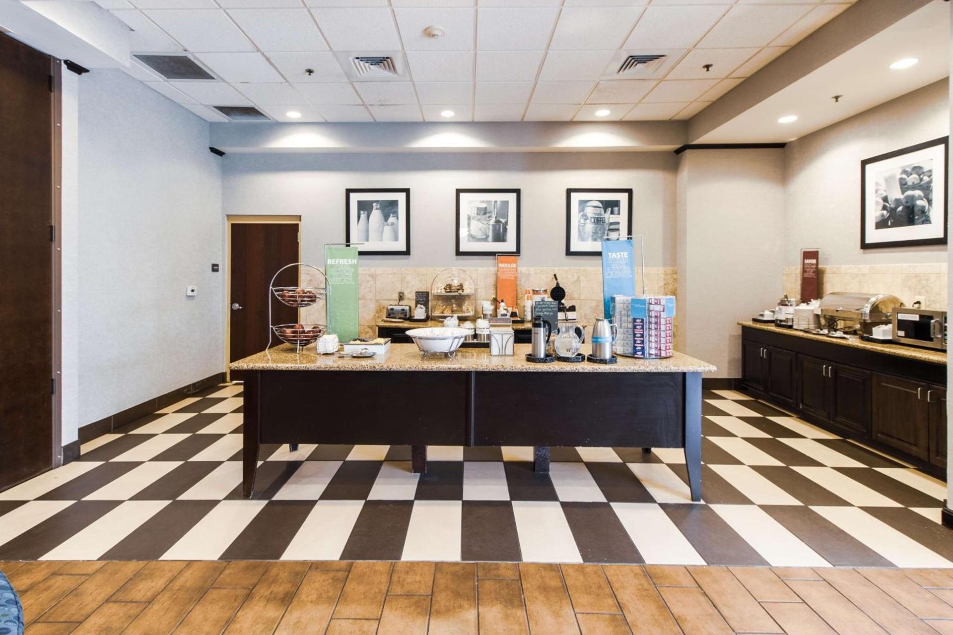 Hampton Inn & Suites Huntsville Hampton Cove photo 8