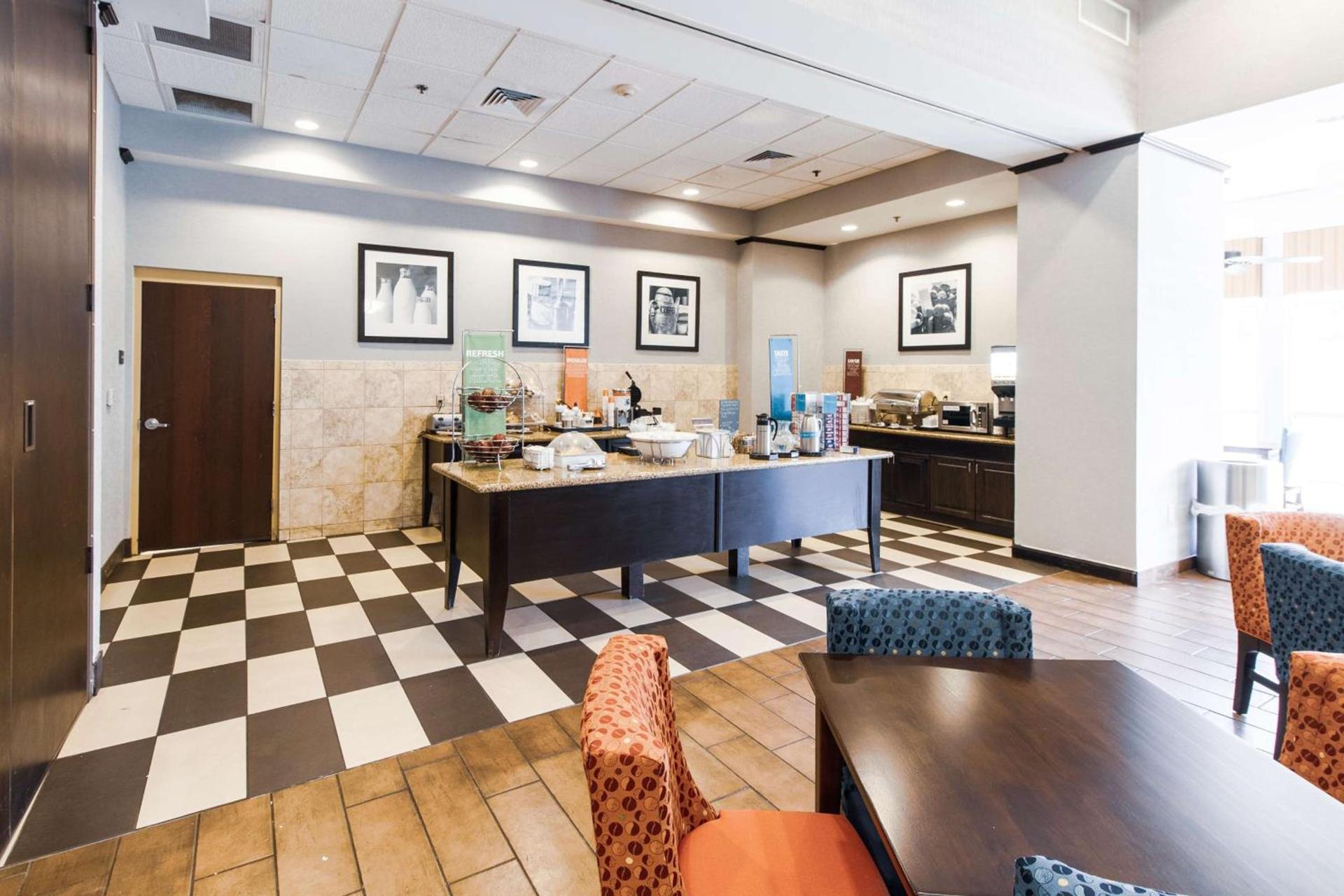 Hampton Inn & Suites Huntsville Hampton Cove photo 9
